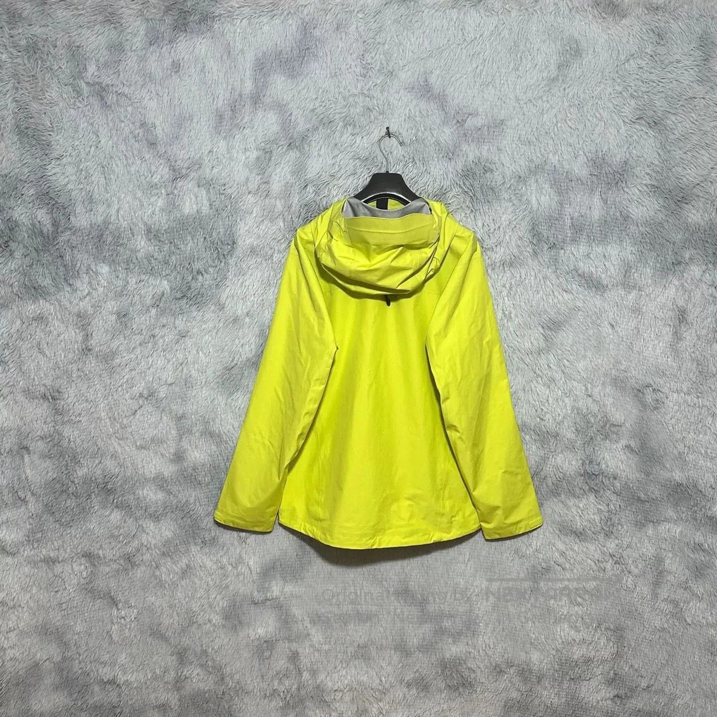 Arc'teryx Arcteryx Beta LT Jacket in Vibrant Green. Size US L / EU 52-54 / 3 - 2 Thumbnail