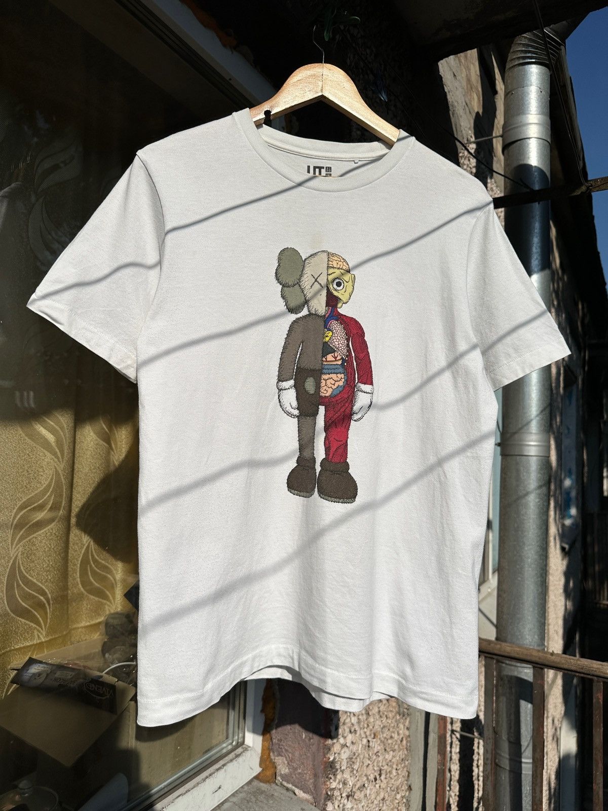 Kaws × Uniqlo Vintage Uniqlo x Kaws x Sesame Street White T-Shirt Size US M / EU 48-50 / 2 - 1 Thumbnail