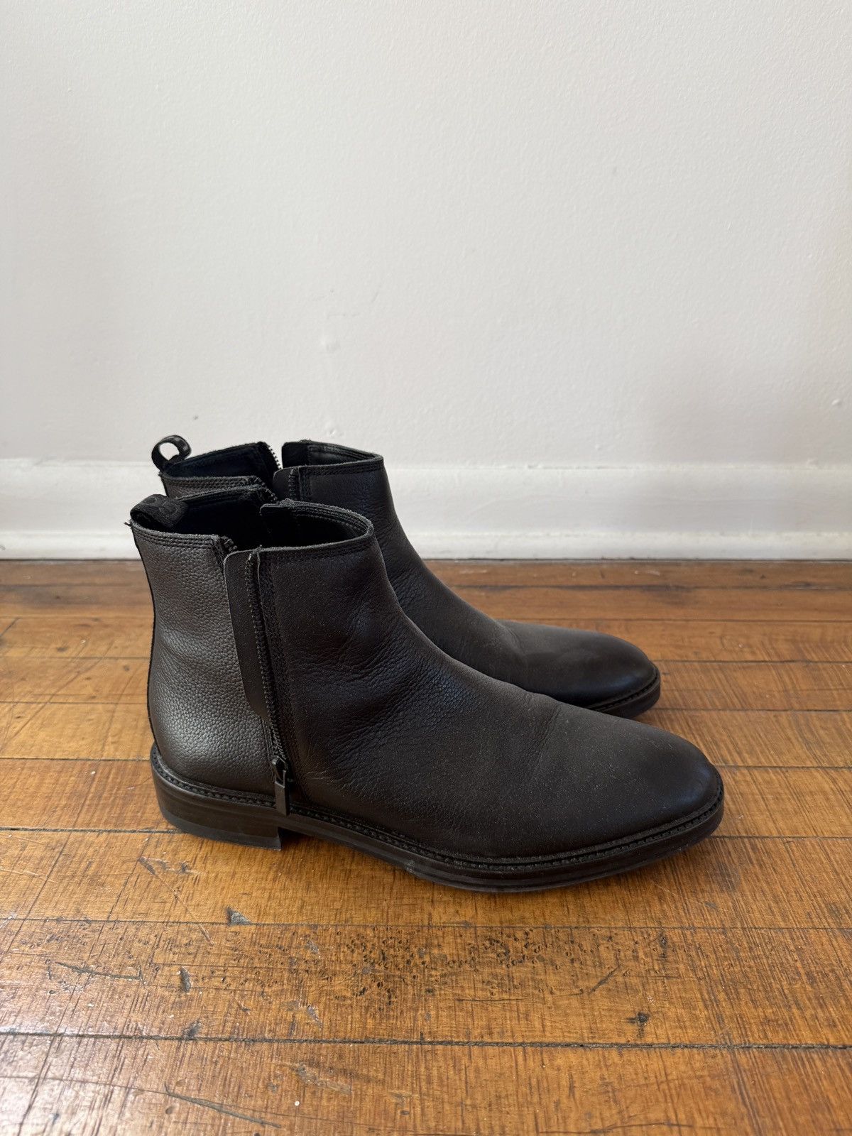 Hugo Boss Hugo Boss Chelsea Boots Size US 7 / EU 40 - 1 Thumbnail