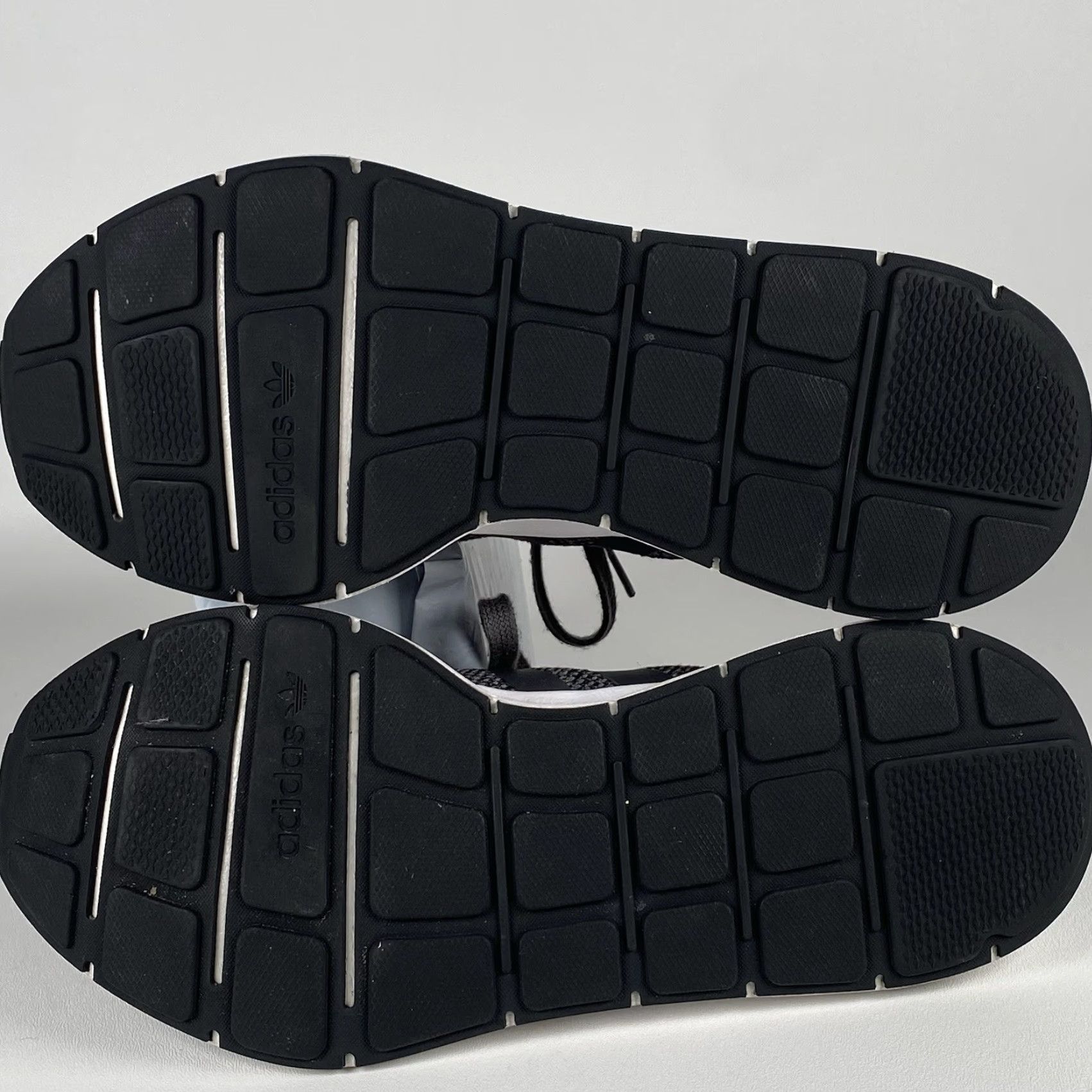Adidas Adidas Original Sneakers Swift Run Men’s Size 9 Running Sneakers Carbon Black Sneaker Adidas Running Men Black 2019 Size US 9 / EU 42 - 5 Thumbnail