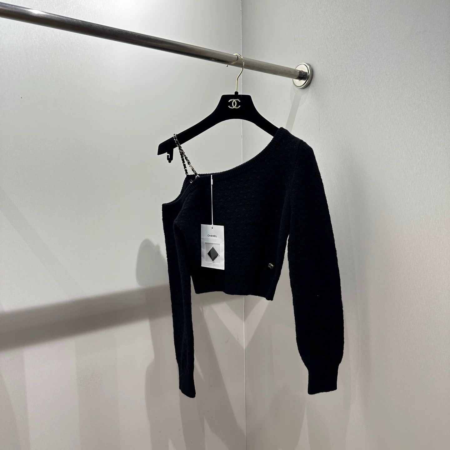 Chanel Chanel Off-the-shoulder Chain Logo Cashmere Sweater 34 Size XS / US 0-2 / IT 36-38 - 1 Thumbnail