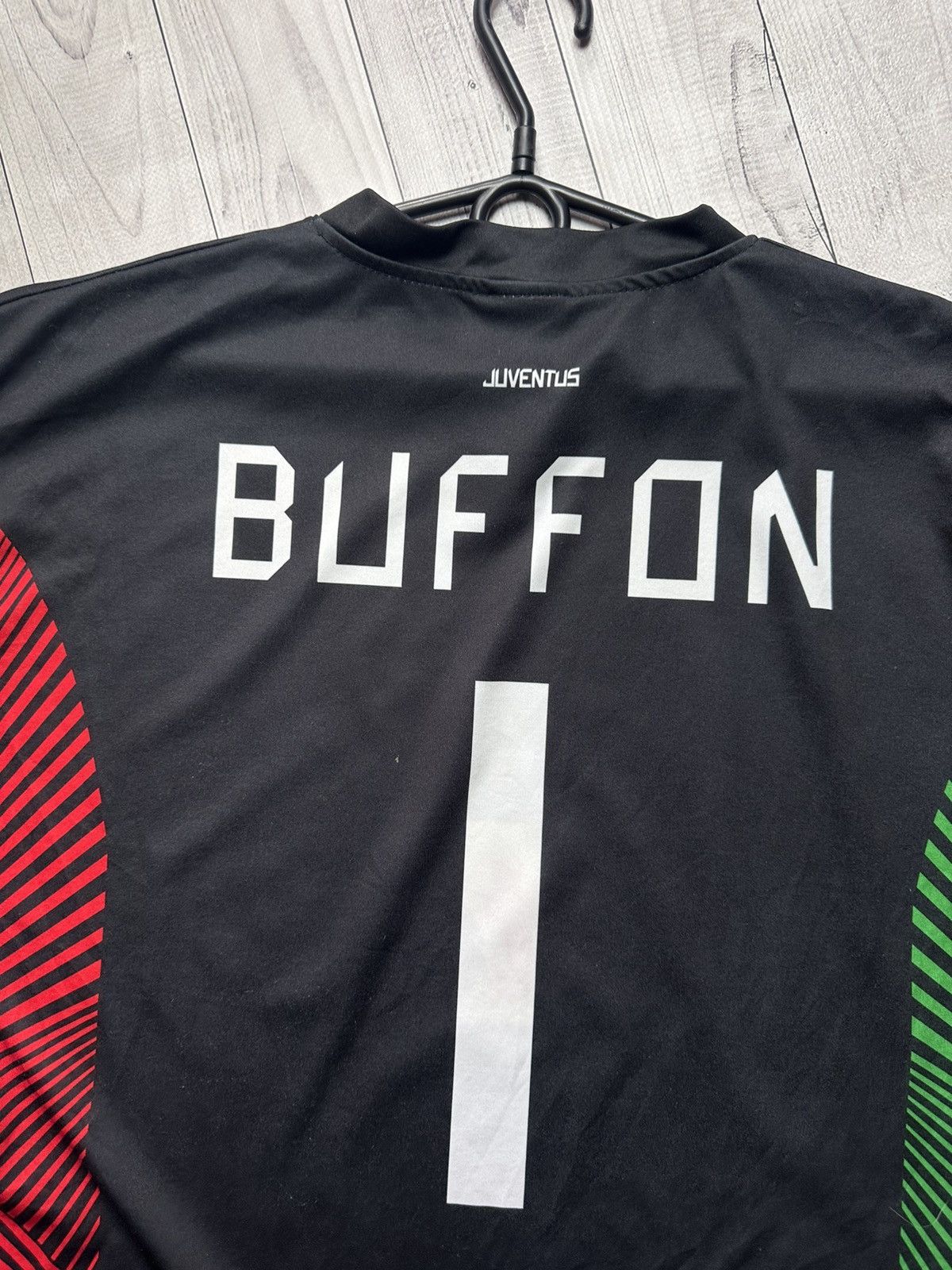 Vintage Vintage Juventus 1 Buffon goalkeeper soccer jersey size XL Size US XL / EU 56 / 4 - 7 Thumbnail