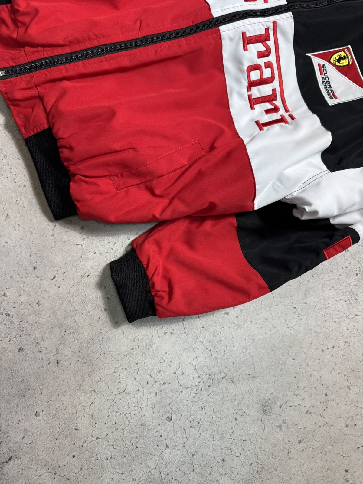 Ferrari Ferrari F1 Racing Bomber Jacket Hype Rare Big Logo Size US L / EU 52-54 / 3 - 4 Thumbnail
