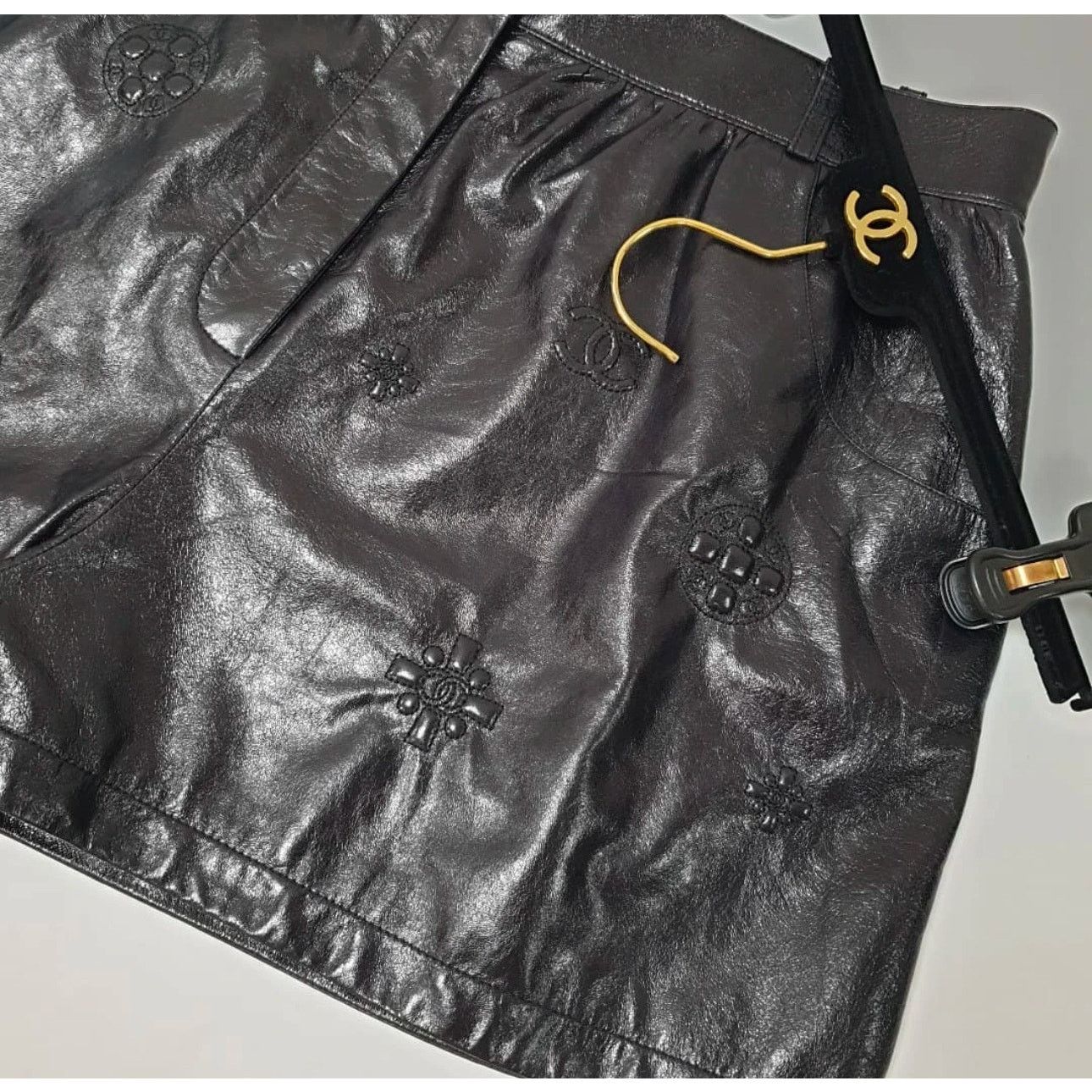 Chanel Chanel Black Leather Camellia CC logo Shorts Sz.46 Size 34" / US 12 / IT 48 - 2 Thumbnail