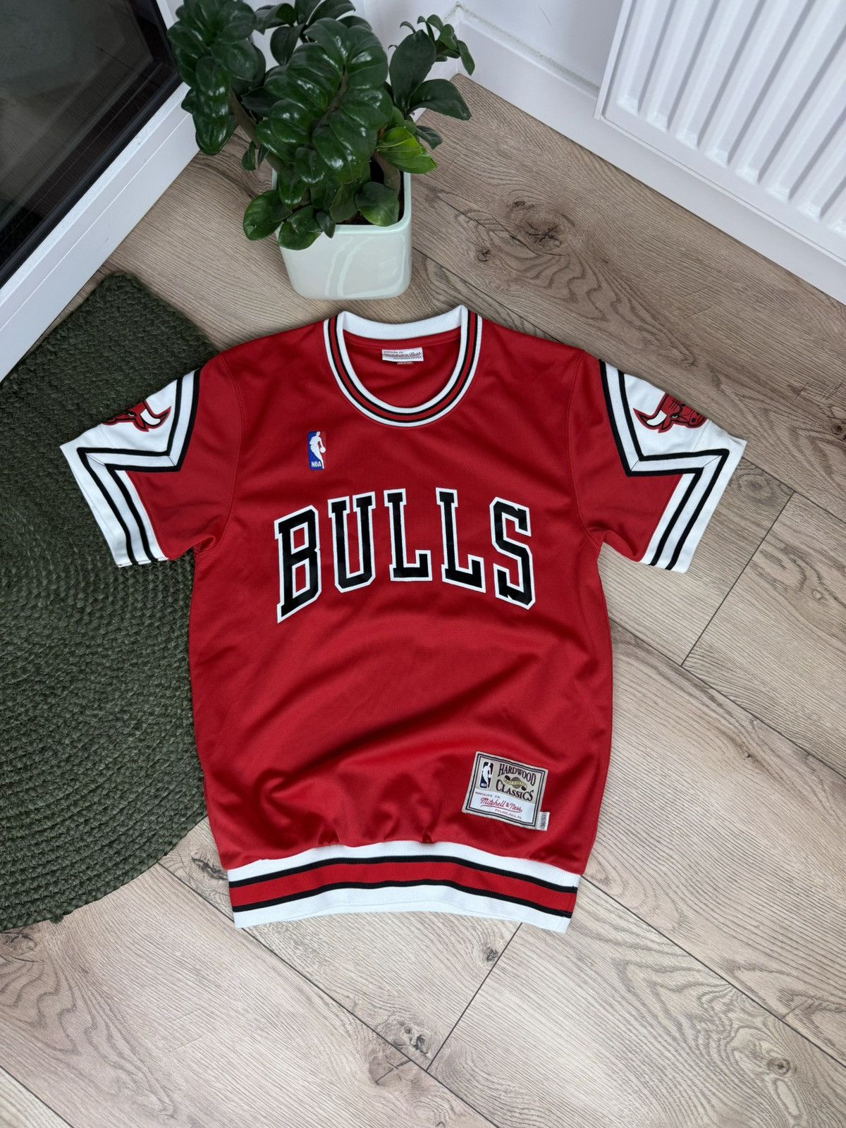 Mitchell & Ness MITCHELL & NESS CHICAGO BULLS SHOOTING SHIRT 1987-88 Size US S / EU 44-46 / 1 - 1 Thumbnail