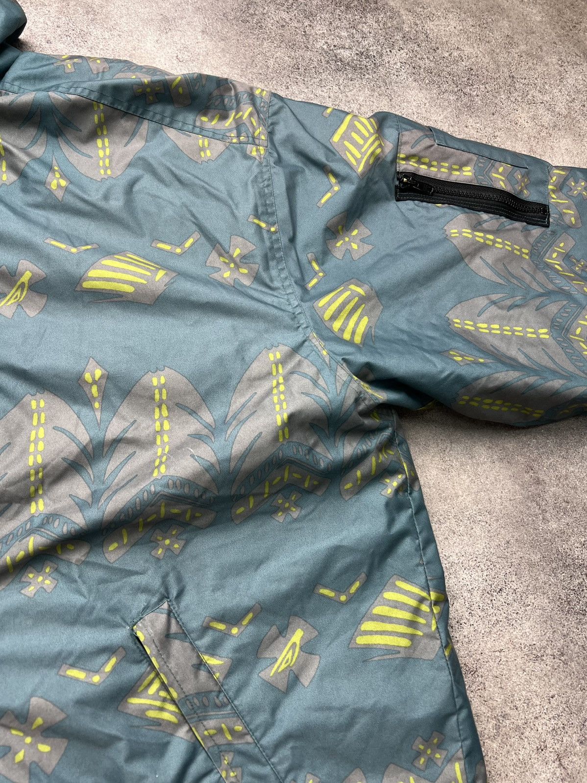 Quiksilver Quiksilver rare printed 90s vintage jacket Size US L / EU 52-54 / 3 - 5 Thumbnail