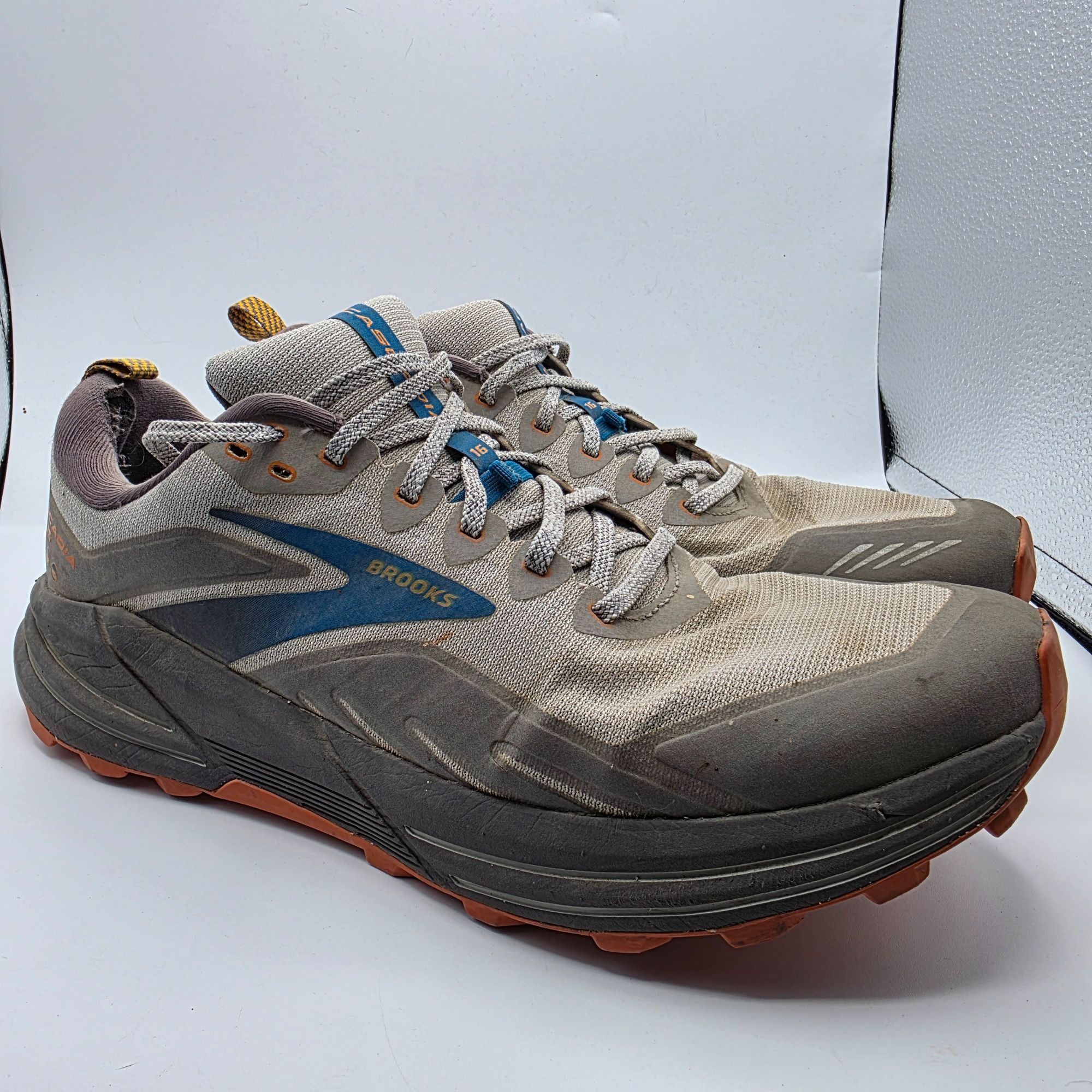 Brooks Brooks Cascadia 16 Mens Size 12 Oyster Mushroom Alloy Orange Size US 12 / EU 45 - 1 Thumbnail