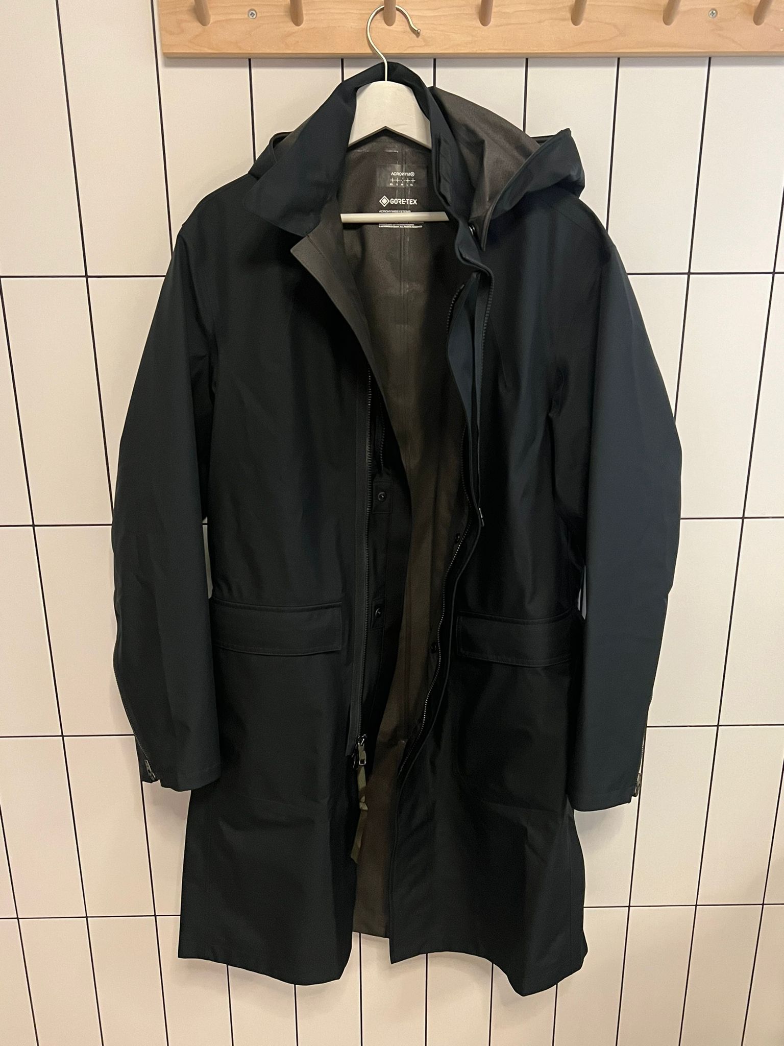 image of Acronym J103-Gtv 2.5L Gore-Tex Coat in Dark Green, Men's (Size Medium)