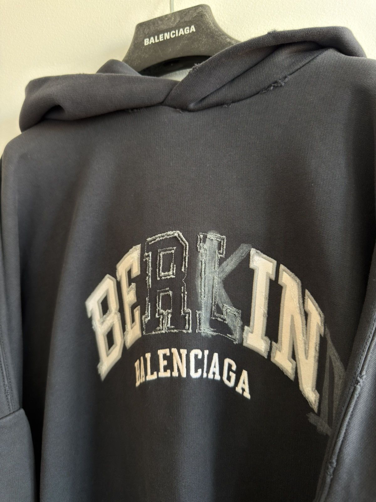 Balenciaga BALENCIAGA DEMNA FW23 BERLIN BE KIND SCRIBBLE HOODIE SIZE 4 Size US XL / EU 56 / 4 - 4 Thumbnail