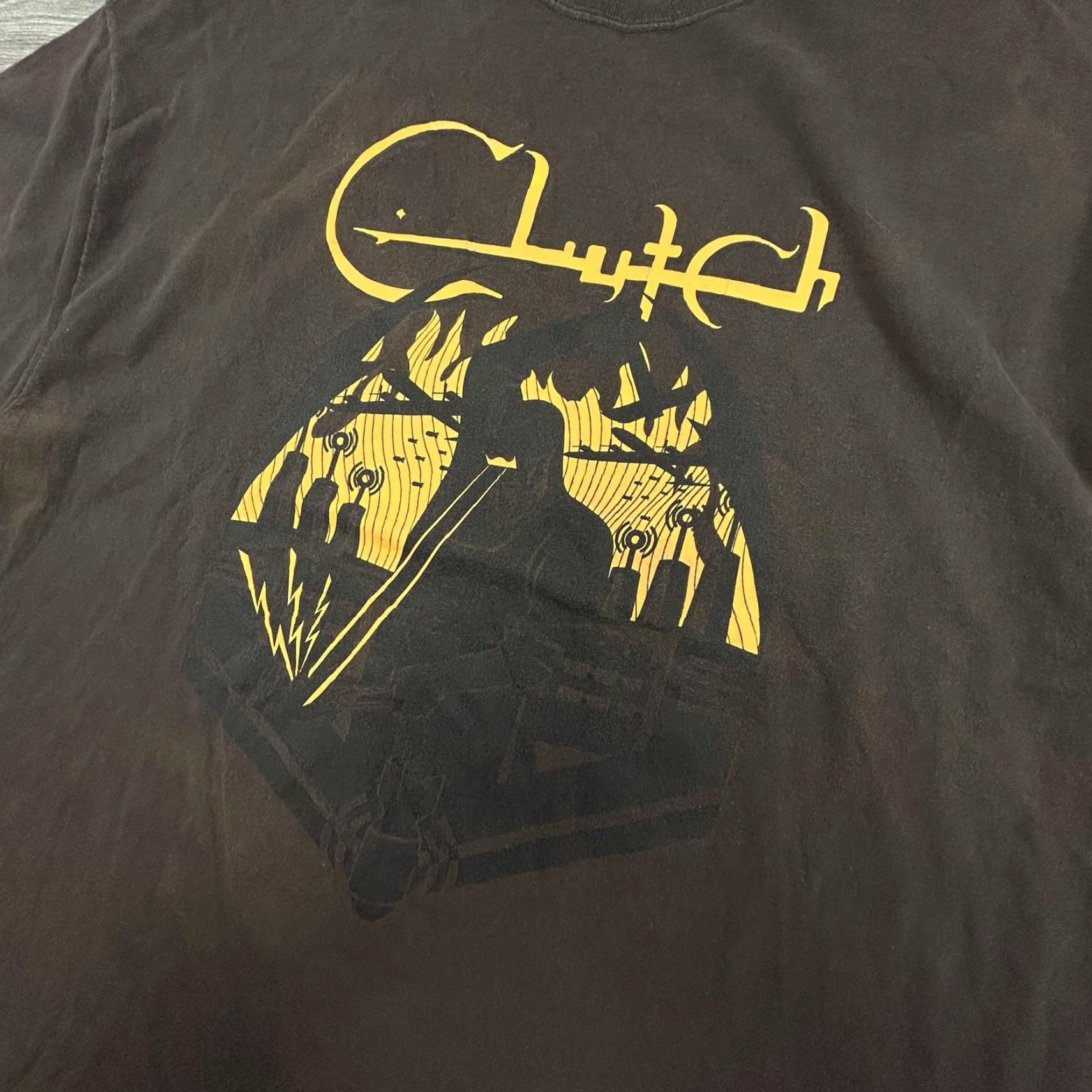 Gildan VINTAGE Clutch Shirt Mens 2XL T-Shirt Brown Graphic Print Rock Music Concert Crew Neck Short Sleeve Mens Size US XXL / EU 58 / 5 - 3 Thumbnail