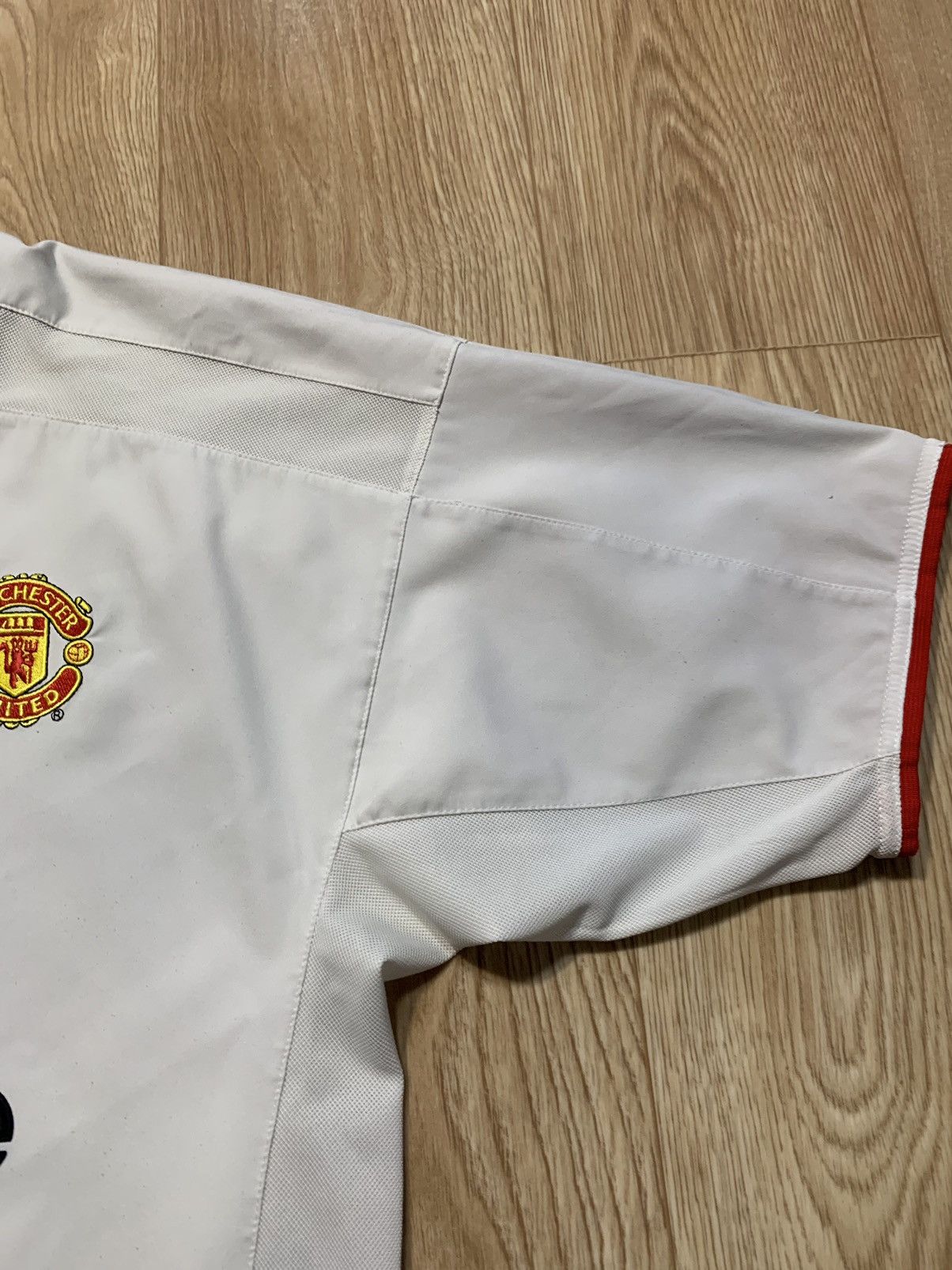 Nike Vintage Nike Manchester United Vodafone Soccer Jersey size M Size US M / EU 48-50 / 2 - 7 Thumbnail