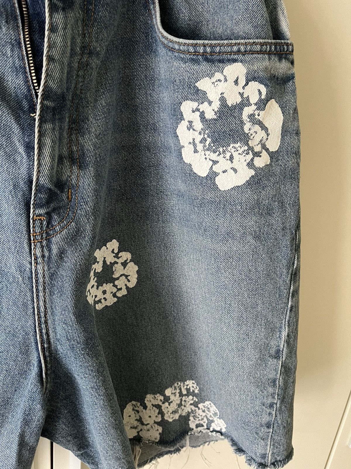 DENIM TEARS × Levi's Denim Tears x Levi’s - Cotton Wreath Shorts Light Wash Size US 32 / EU 48 - 8 Thumbnail
