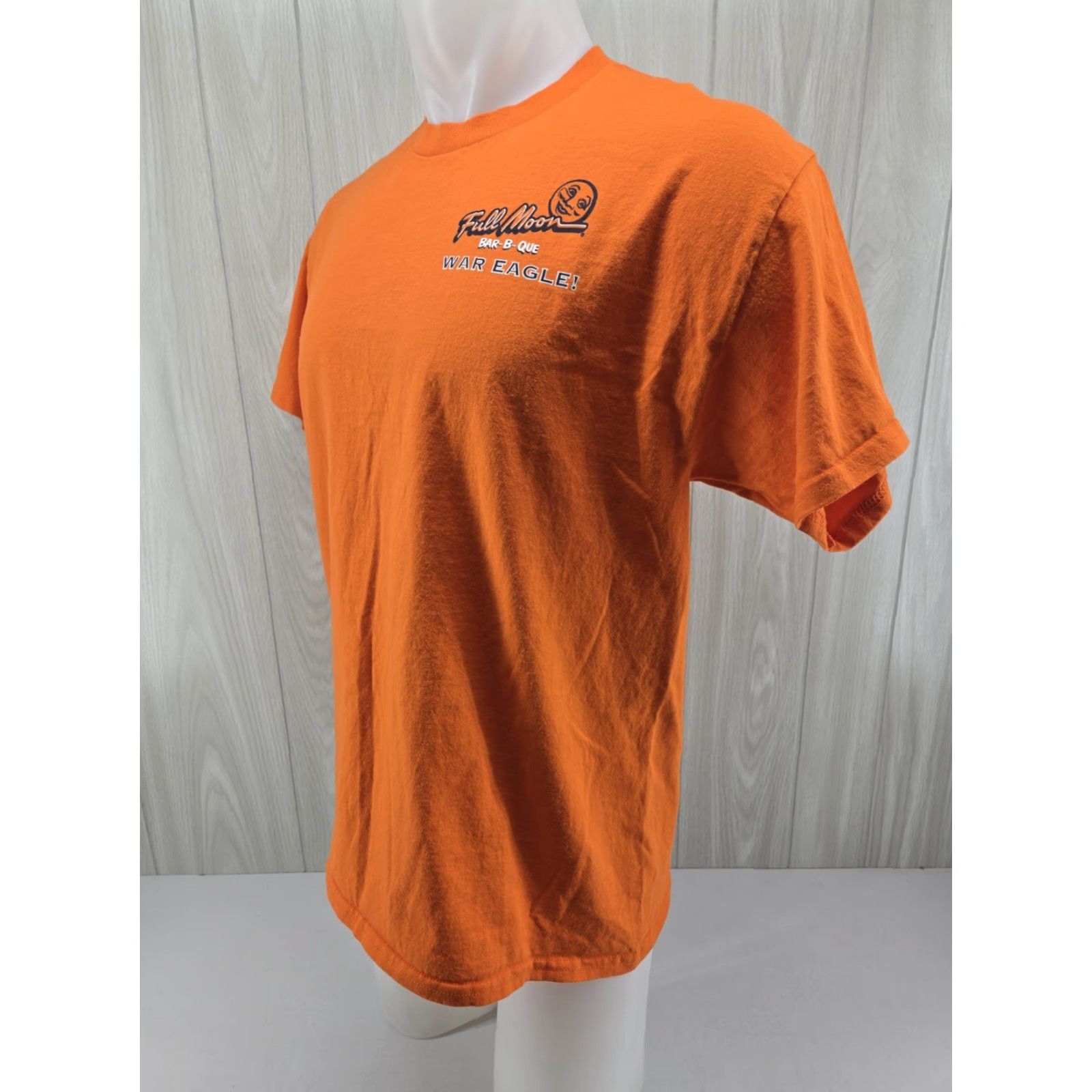 Gildan VINTAGE Full Moon Bar-B-Que Auburn Tigers Mens Large Orange Shirt Mens L Orange Moon Tigers Gildan Crew Neck Short Sleeve Cotton Blend Logo 90s Theme Size US L / EU 52-54 / 3 - 4 Thumbnail