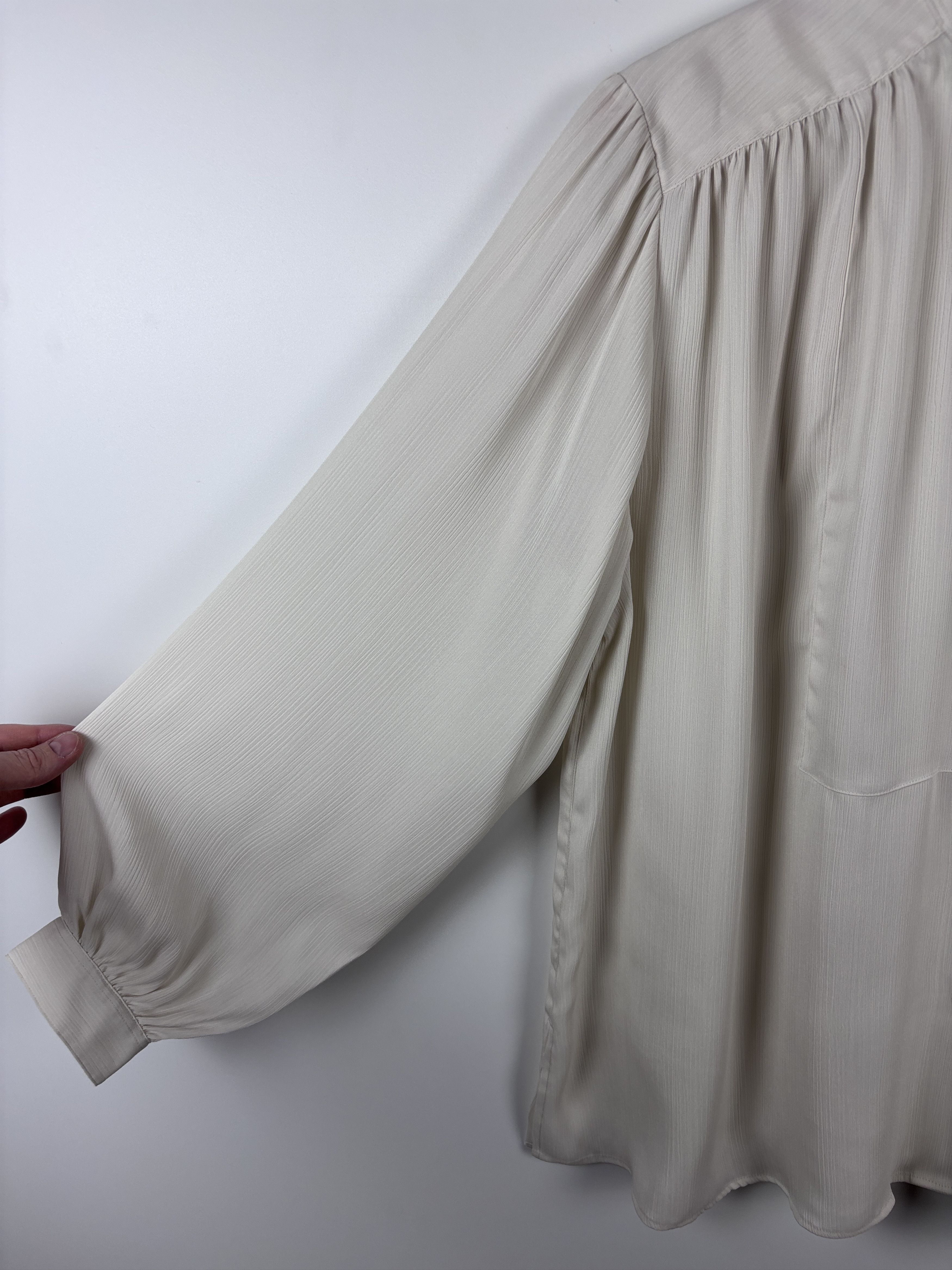 Uniqlo Womens Uniqlo Sheer Volume Longsleeve Blouse Off White M Size M / US 6-8 / IT 42-44 - 2 Thumbnail