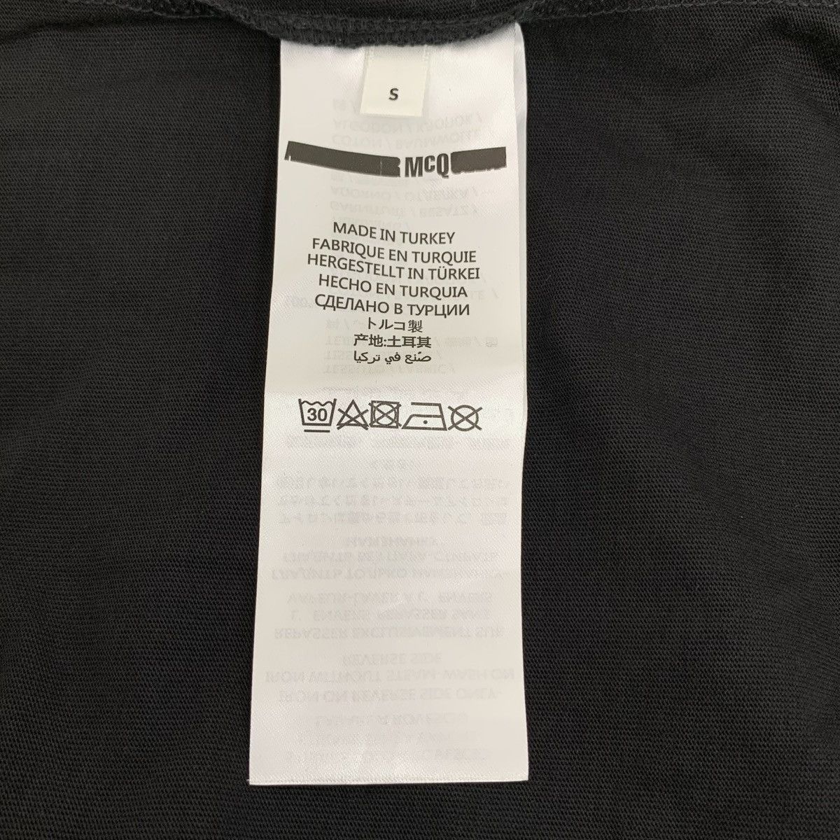 Alexander McQueen Alexander McQueen Black Logo Print T-shirt K26WX Size US S / EU 44-46 / 1 - 7 Thumbnail