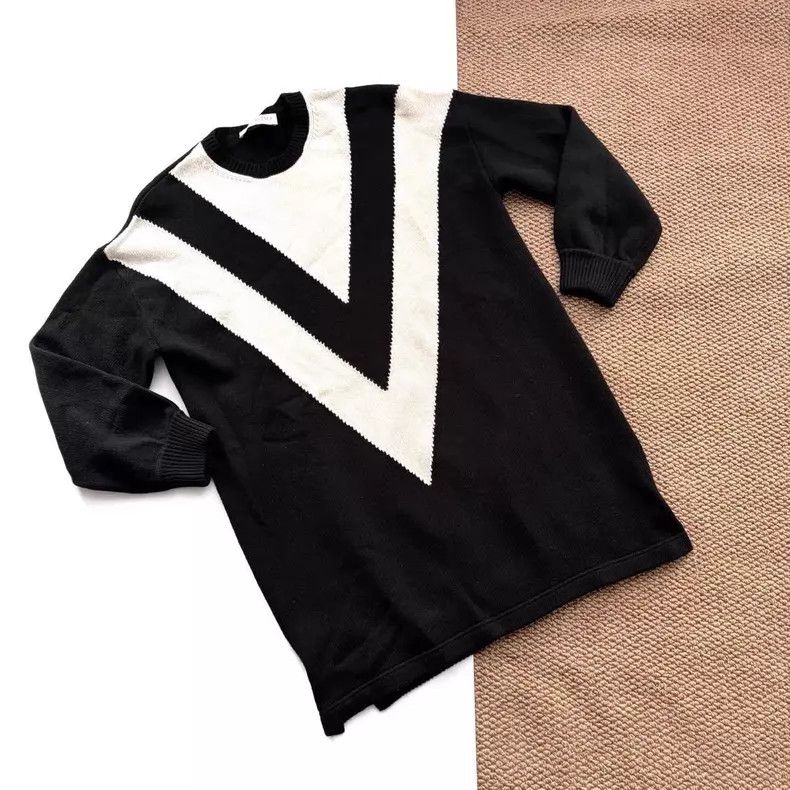 Valentino Valentino Black and white color-blocking big V sweater Size XS / US 0-2 / IT 36-38 - 1 Thumbnail