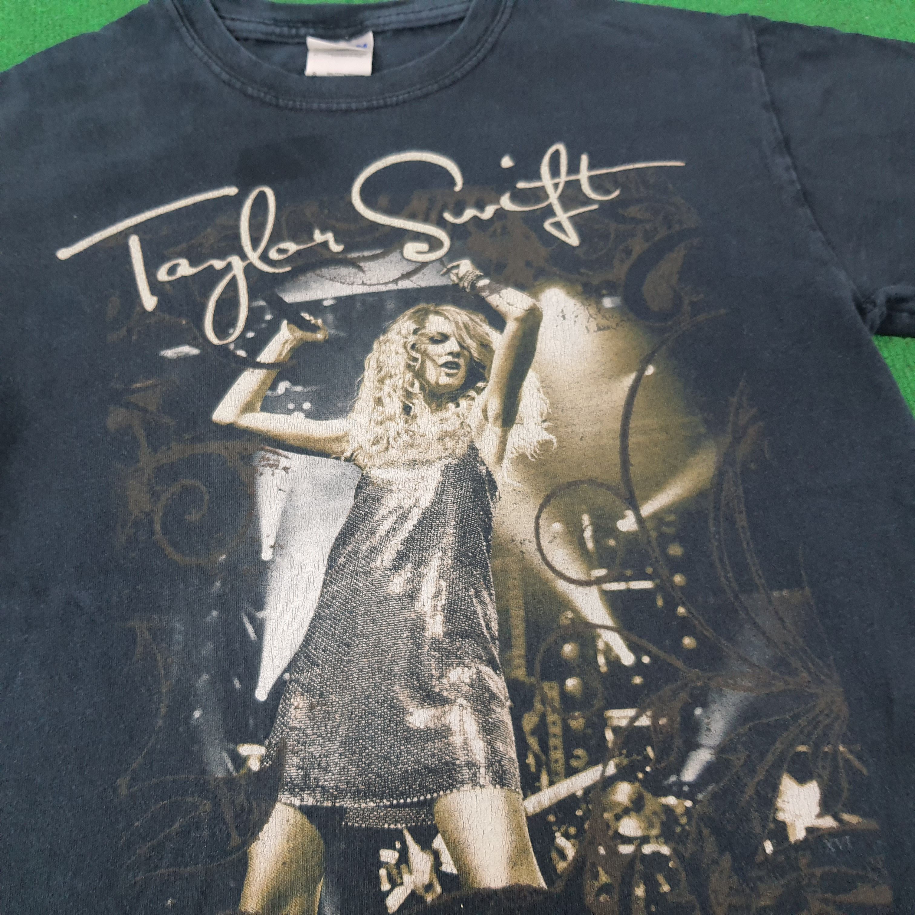 Band Tees Vintage Taylor Swift Tour Tees C249N72 Size US S / EU 44-46 / 1 - 2 Thumbnail