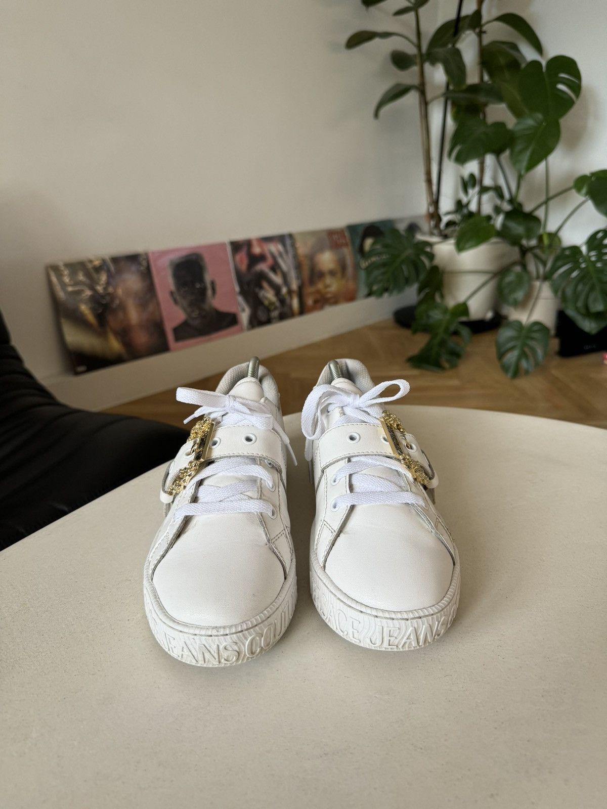 【VERSACE JEANS】 レザー ゴールド ロゴ スニーカー ホワイト VERSACE JEANS COUTURE White Leather Sneakers Luxury Gold