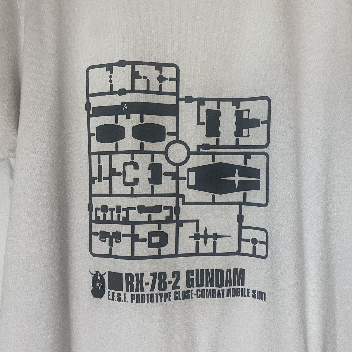 Uniqlo Uniqlo Model Kit Gundam T-shirt Size US L / EU 52-54 / 3 - 2 Thumbnail