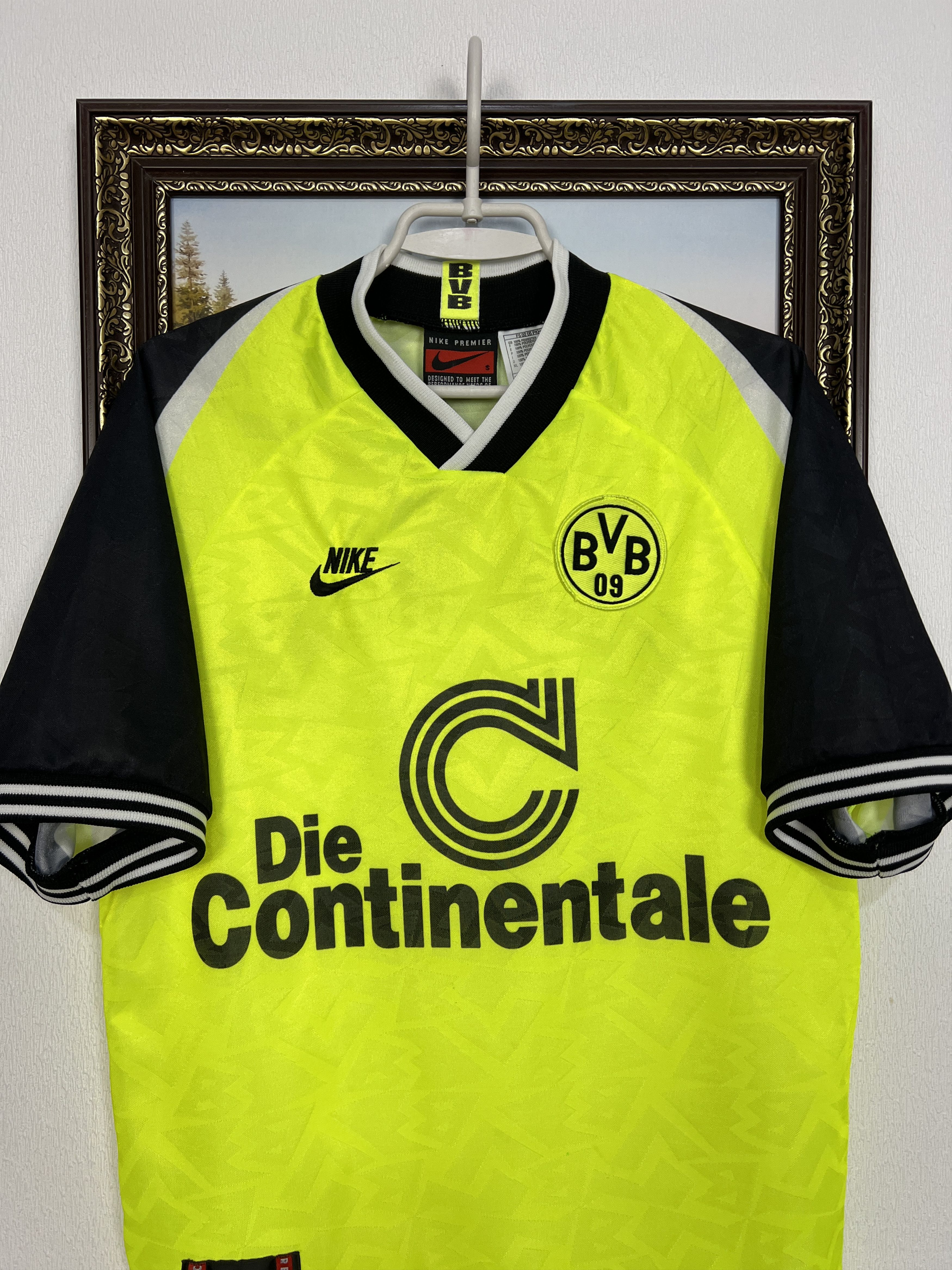 Nike Borussia Dortmund Home football shirt Soccer Jersey Trikot Size US S / EU 44-46 / 1 - 2 Thumbnail