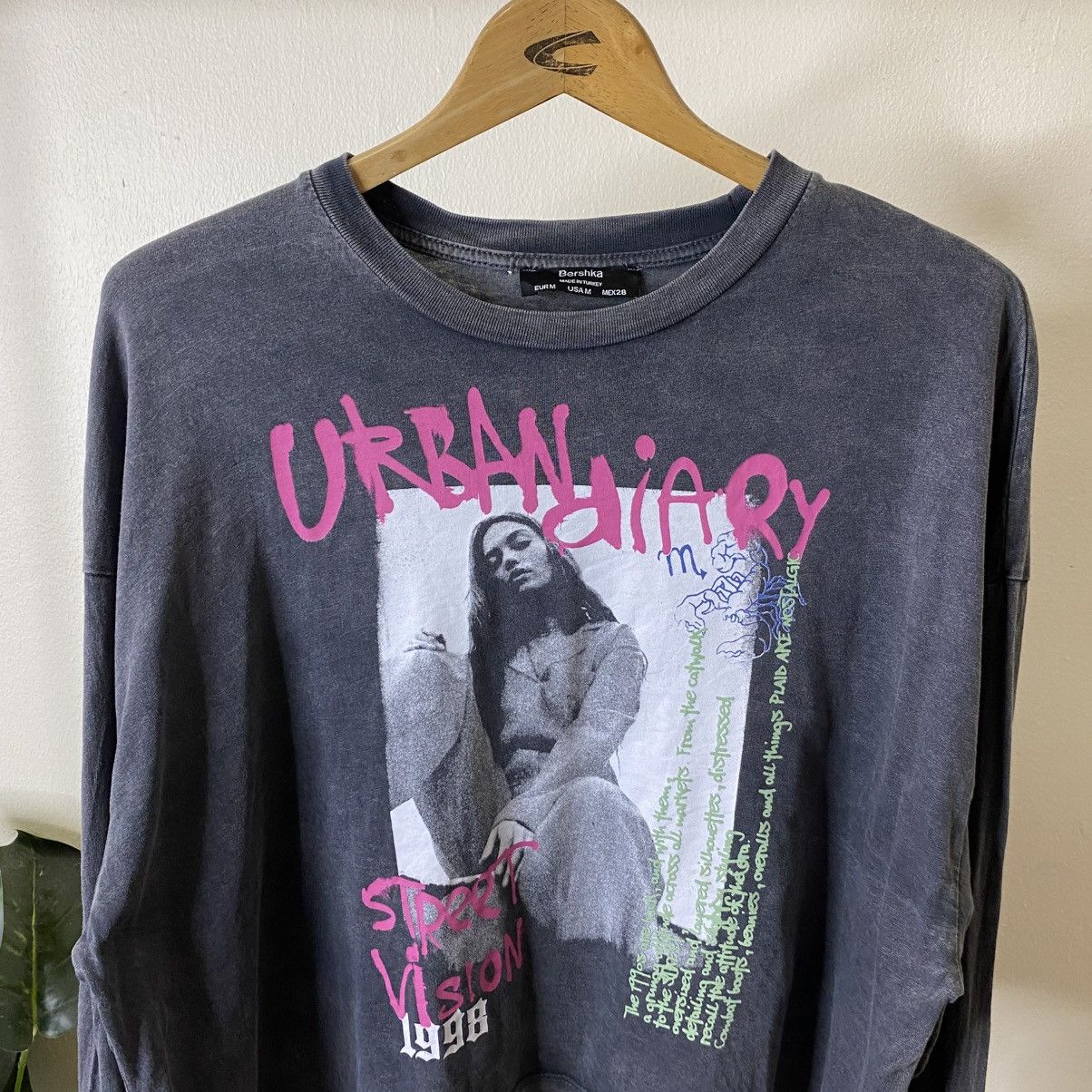 Bershka Urban Diary Hysterics Glamour Style Cropped LS Tshirt Size XL / US 12-14 / IT 48-50 - 2 Thumbnail