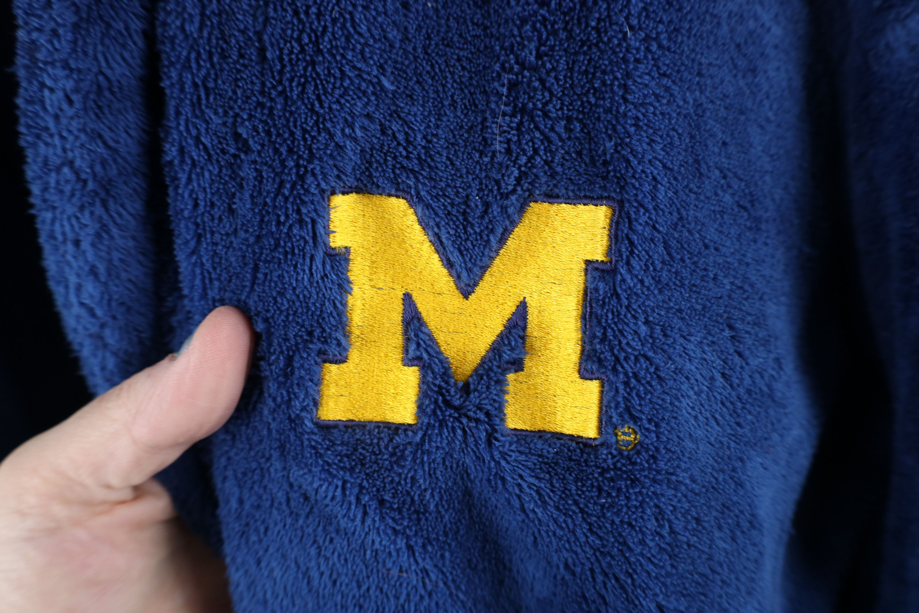 Vintage Vintage 90s Thrashed University of Michigan Fleece Robe Size US XL / EU 56 / 4 - 4 Thumbnail