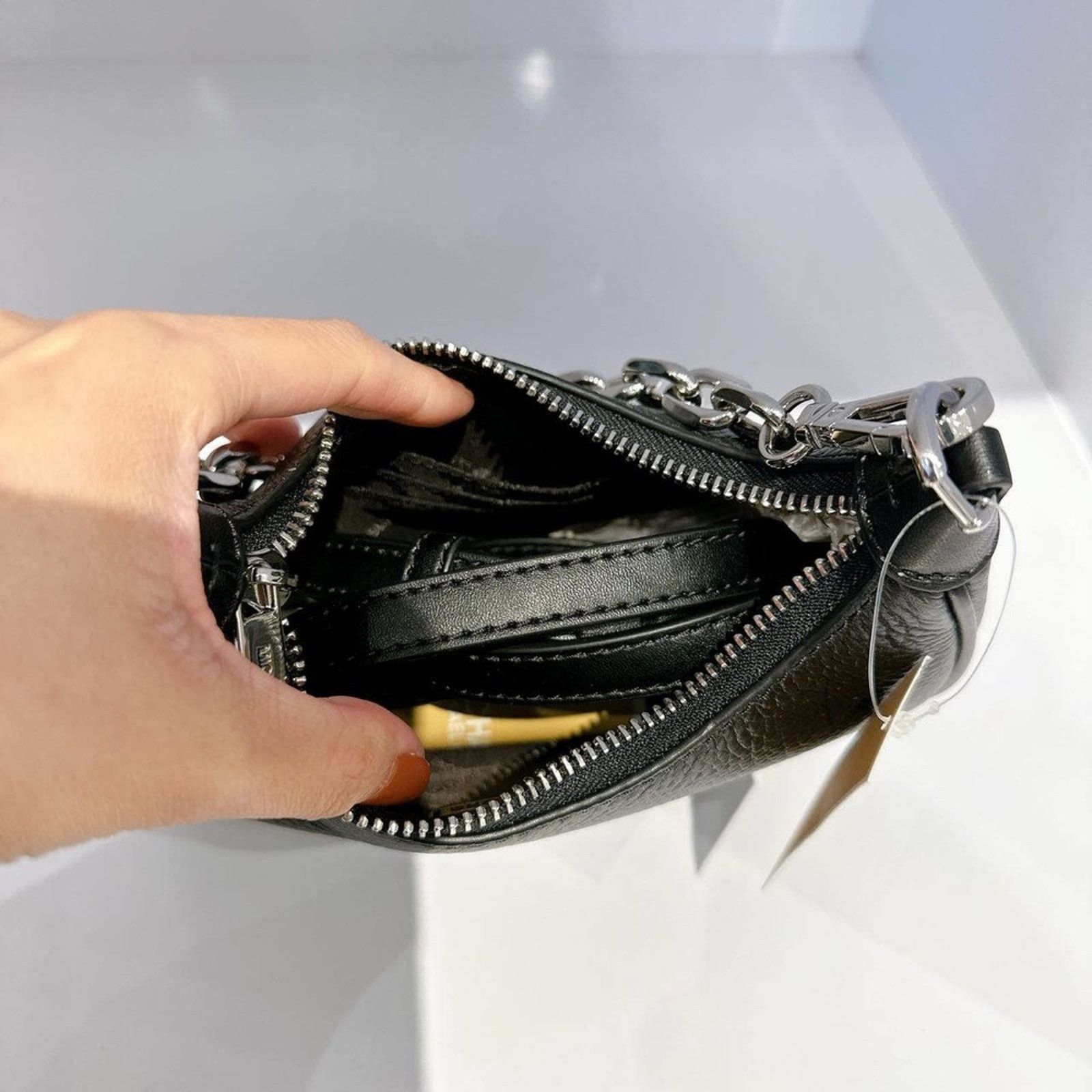 Michael Kors Michael Kors 35R3S4CC5L Cora Mini Zip Pouchette IN Black Size ONE SIZE - 5 Thumbnail