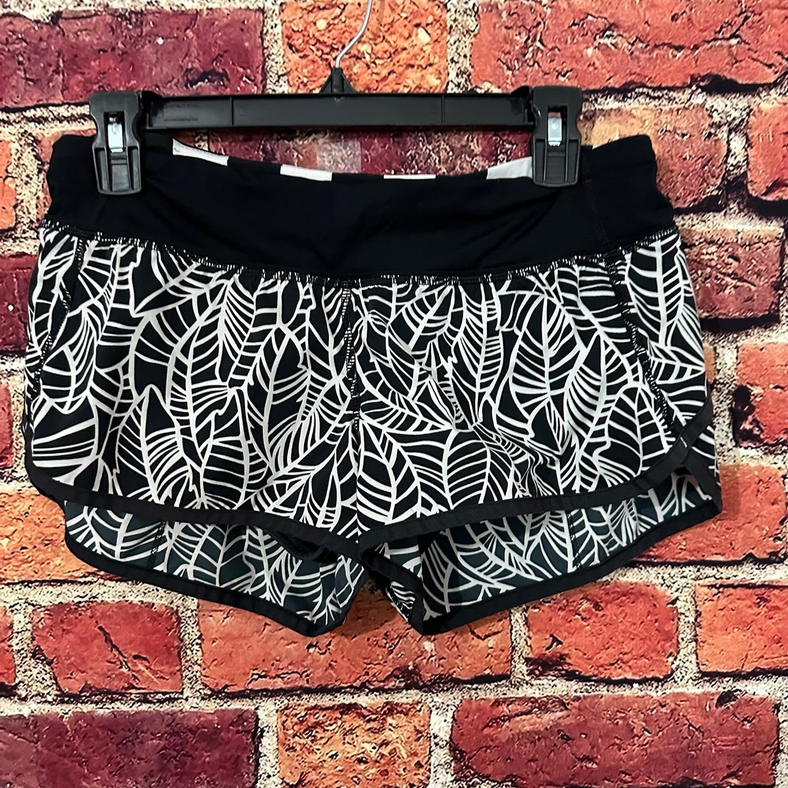 Lululemon lululemon shorts size 6 Size 28" / US 6 / IT 42 - 1 Thumbnail