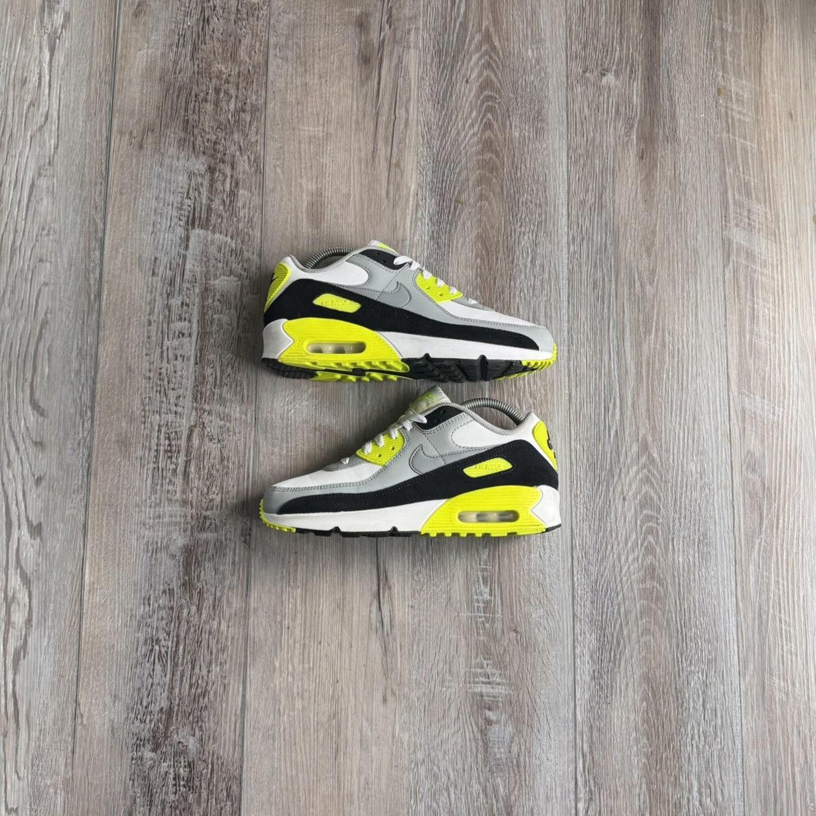Nike NIKE • Air Max '90 GS "Volt" (6.5M) Size US 6.5 / EU 39-40 - 1 Thumbnail