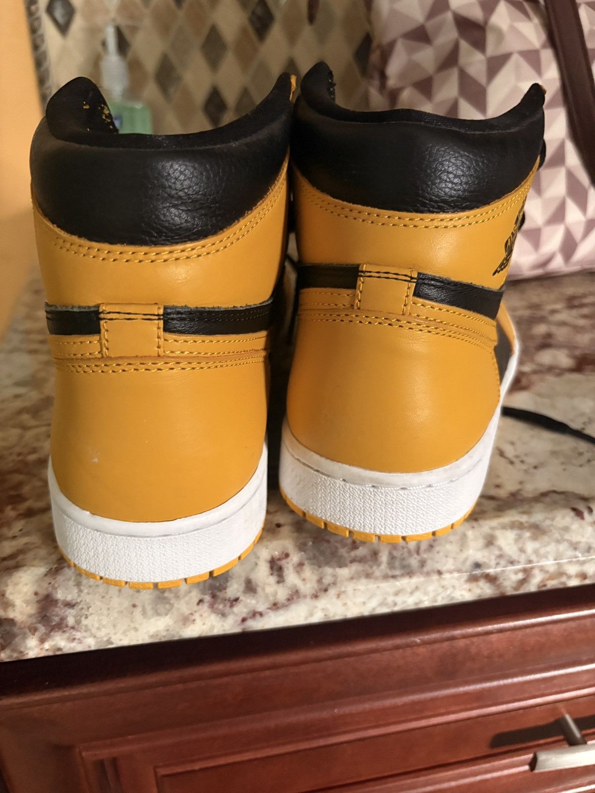 Jordan Brand Air jordan 1 Retro High OG Pollen Size US 9.5 / EU 42-43 - 2 Thumbnail
