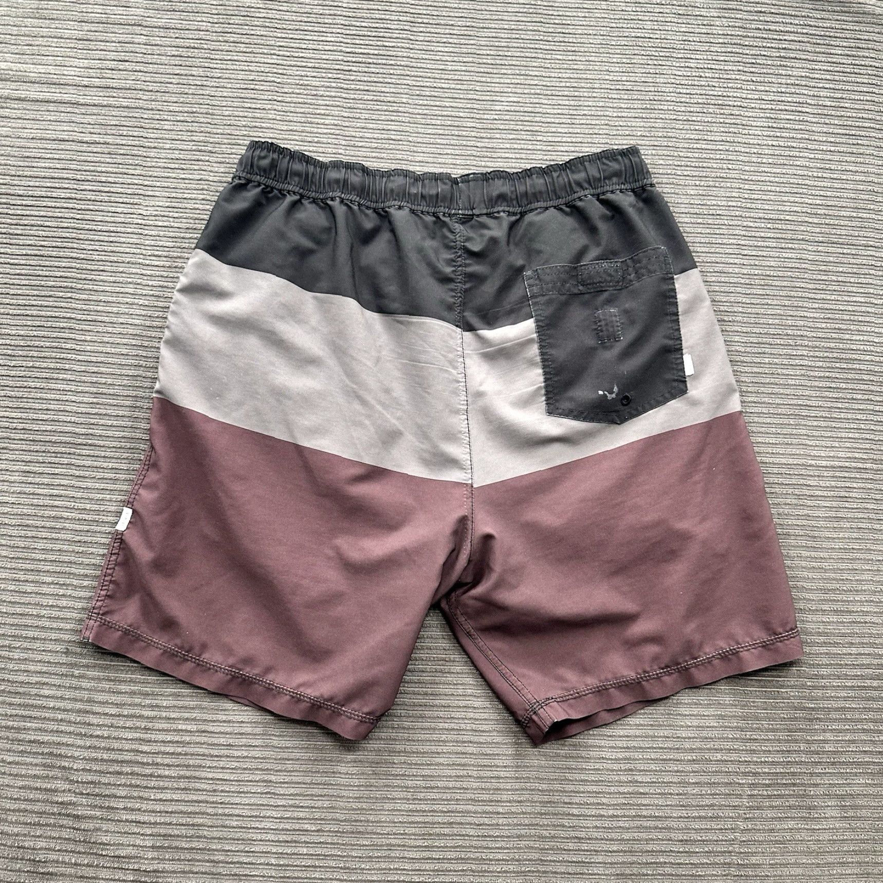 Vuori Vuori Trail Shorts Men 32 Black Red Gray Colorblock Lined Gym Training Outdoors Athletic 8in Inseam Mens Size US 32 / EU 48 - 2 Thumbnail