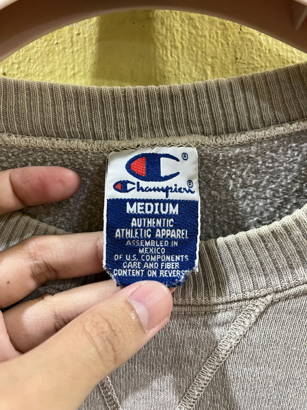 Champion vintage 90s Champion with a gray embroidered spell-out logo Size US M / EU 48-50 / 2 - 4 Thumbnail