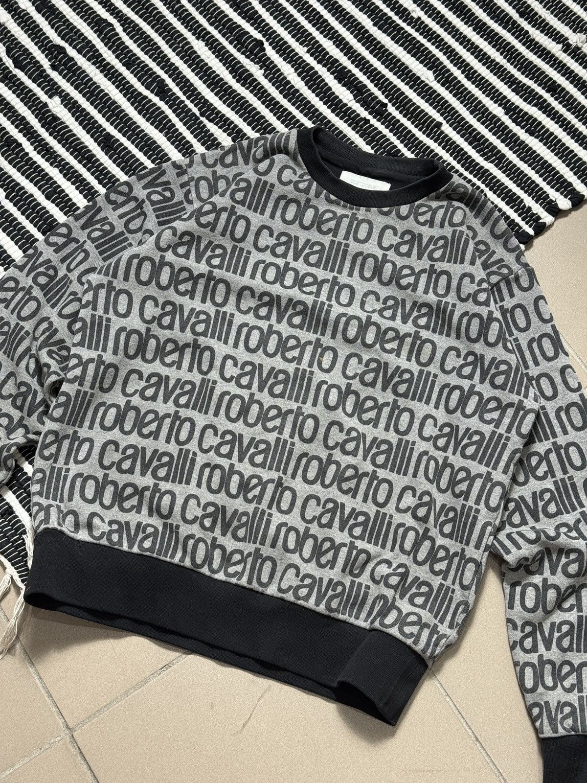 Roberto Cavalli VINTAGE ROBERTO CAVALLI 2000s MONOGRAM SWEATSHIRT Size S / US 4 / IT 40 - 2 Thumbnail