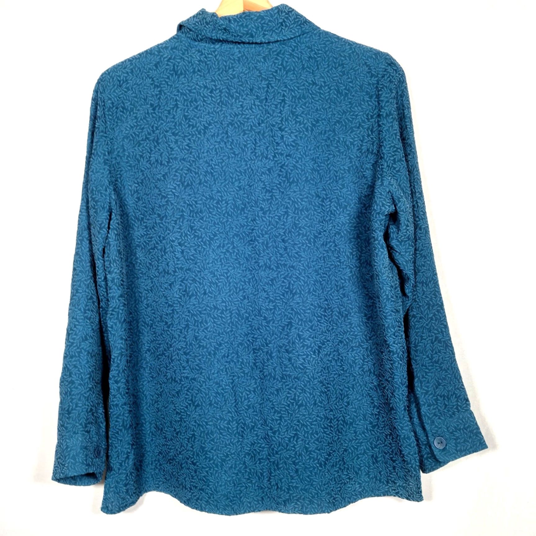 Vintage VINTAGE TravelSmith Blouse Petite Small SP Blue Long Sleeve Textured Leaf Collar Button Size S / US 4 / IT 40 - 2 Thumbnail