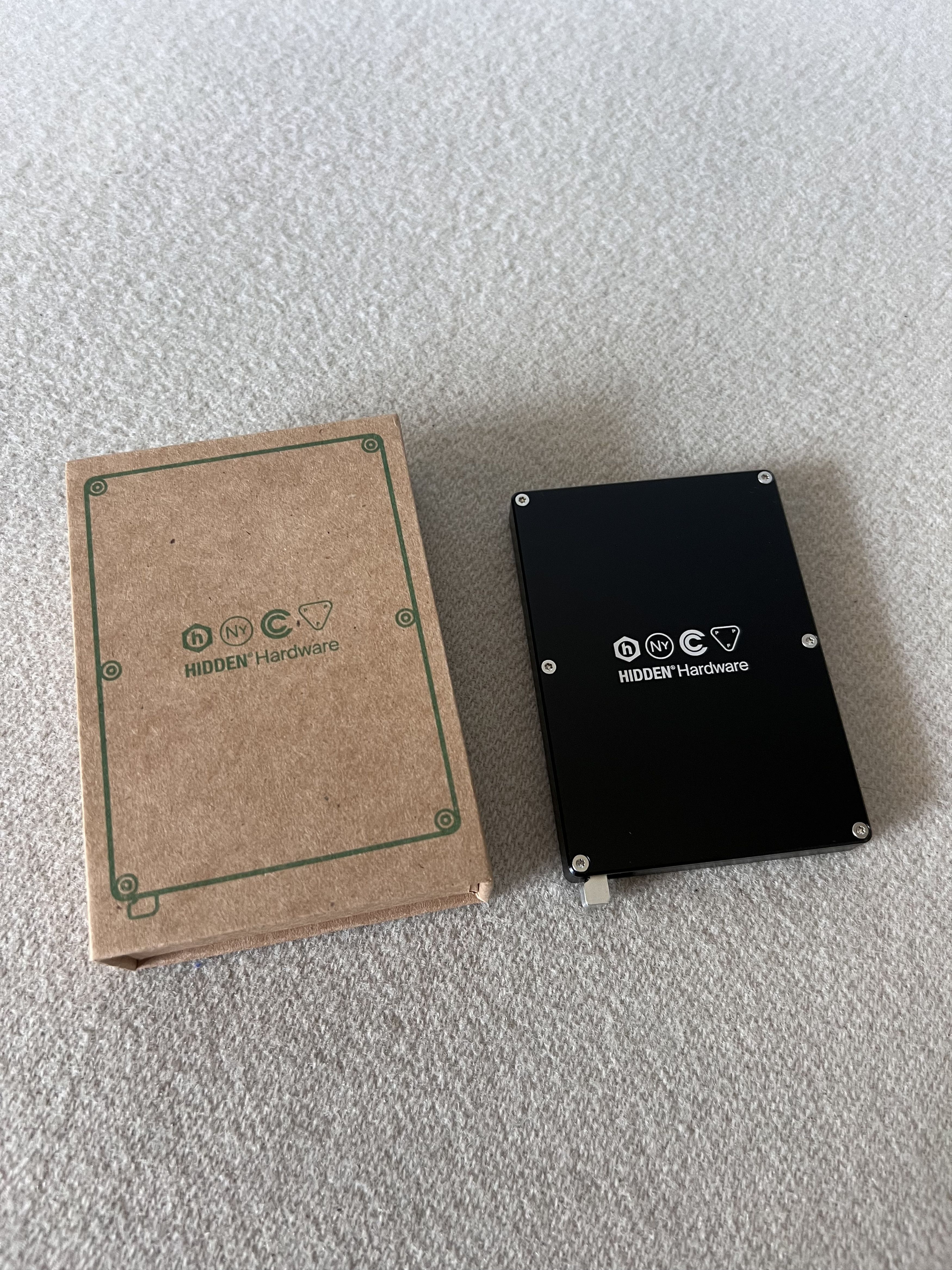 Hidden NY Hard Wallet in Black