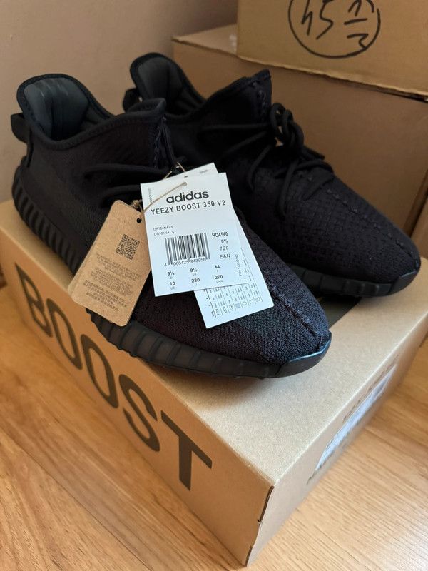 Adidas Yeezy boost Yeezy 350 v2 onyx EU44 US10 | tasweeq.om Fashion Store