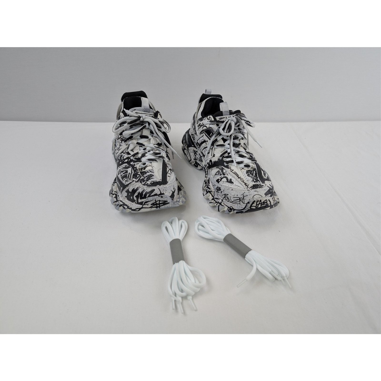 Balenciaga o1rshd1 Graffiti/Dirty/w Track Sneakers in White/Black Size US 7 / EU 40 - 4 Thumbnail