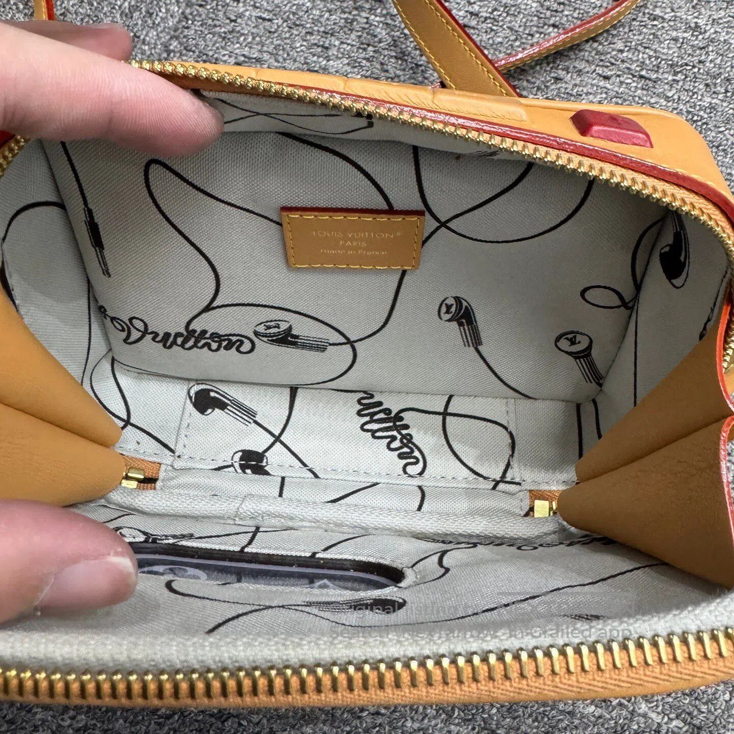 Louis Vuitton Louis Vuitton Radio Pack| Size ONE SIZE - 8 Thumbnail