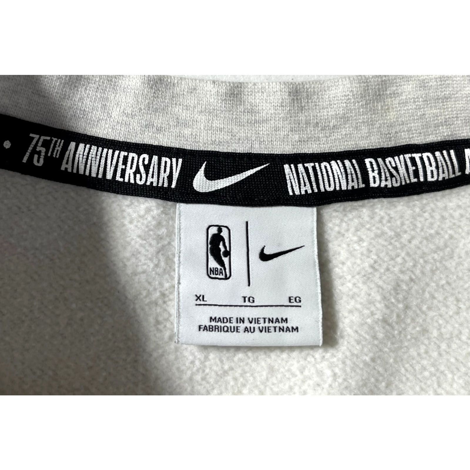 Nike Nike Chicago Bulls 75th Anniversary Courtside Ivy League Sweatshirt XL Men Gray Cotton Blend Fleece Embroidered Logo Pullover Sports Vintage Size US XL / EU 56 / 4 - 7 Thumbnail