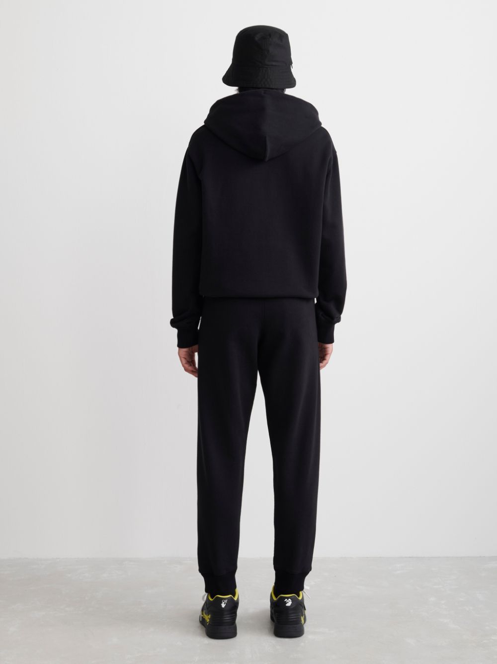 Off-White o1gr1nt1124 Ow Logo Slim Cuffed Sweatpant in Black Size US 28 / EU 44 - 4 Thumbnail