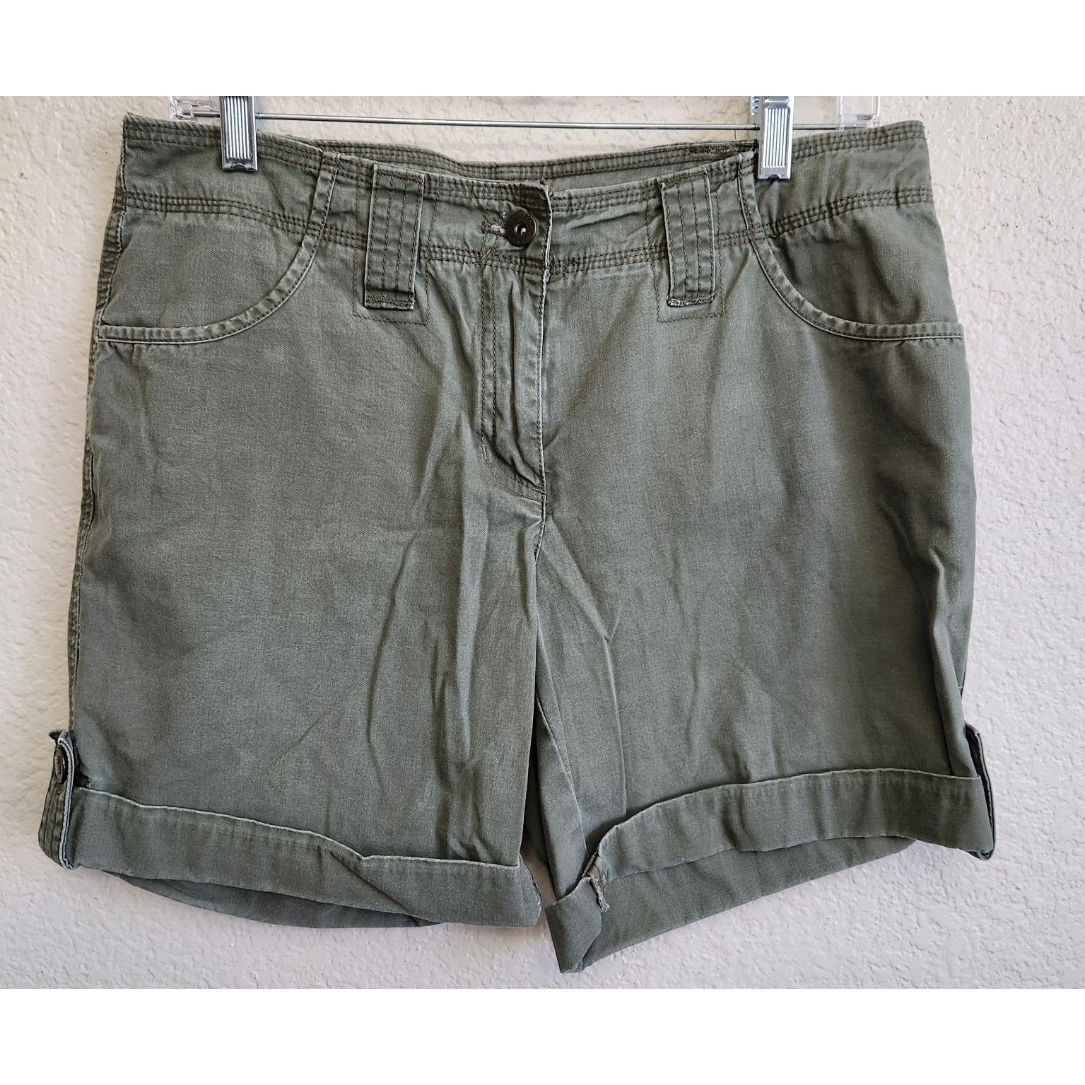 Other Liz Claiborne Army Green Flat Front Roll Tab Hem Shorts 8P Size 30" / US 8 / IT 44 - 1 Thumbnail