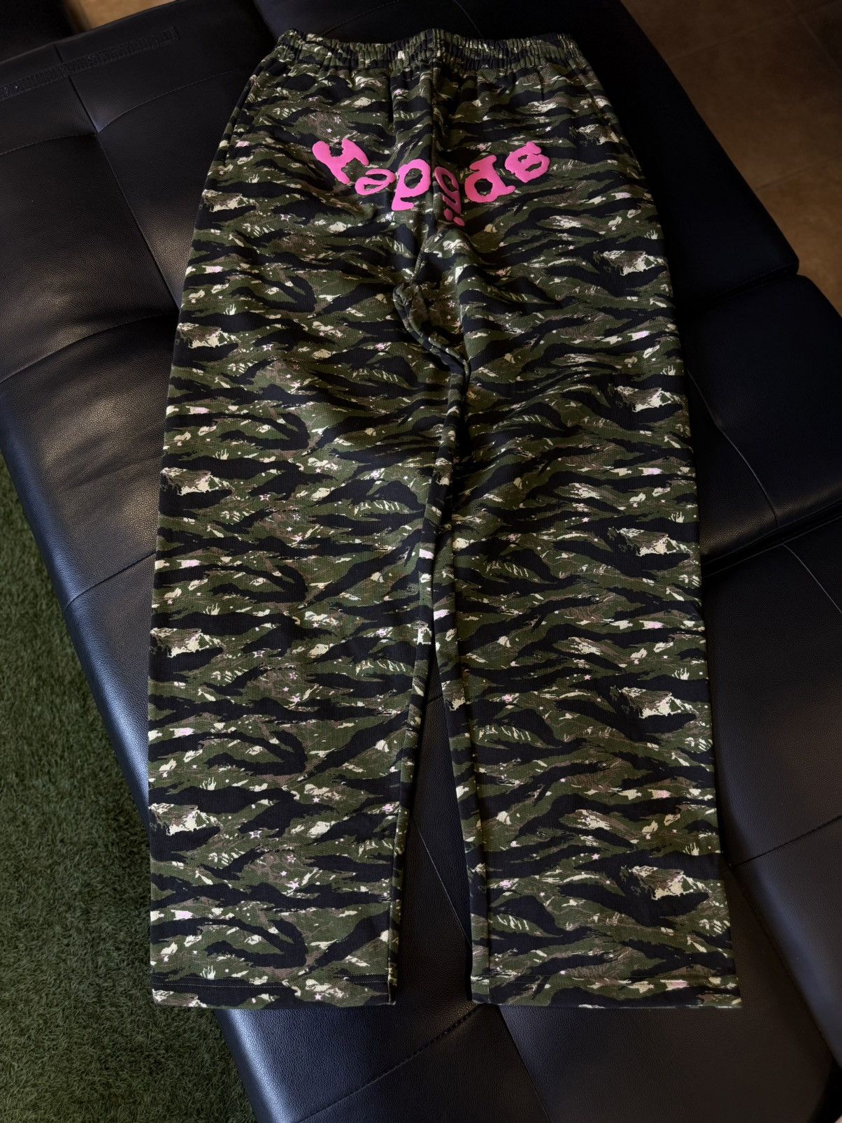 Sp5der Worldwide Camo/Pink Sweatpants Size M (NEW)