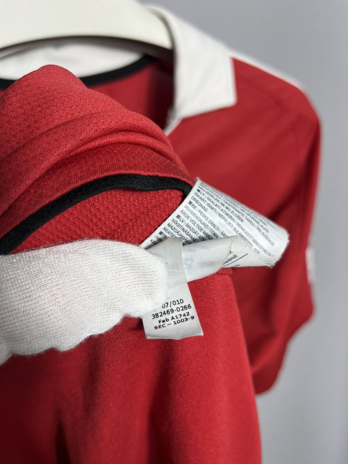 Nike MANCHESTER UNITED 2010/2011 HOME SHIRT PATCH Barclays Size US L / EU 52-54 / 3 - 7 Thumbnail