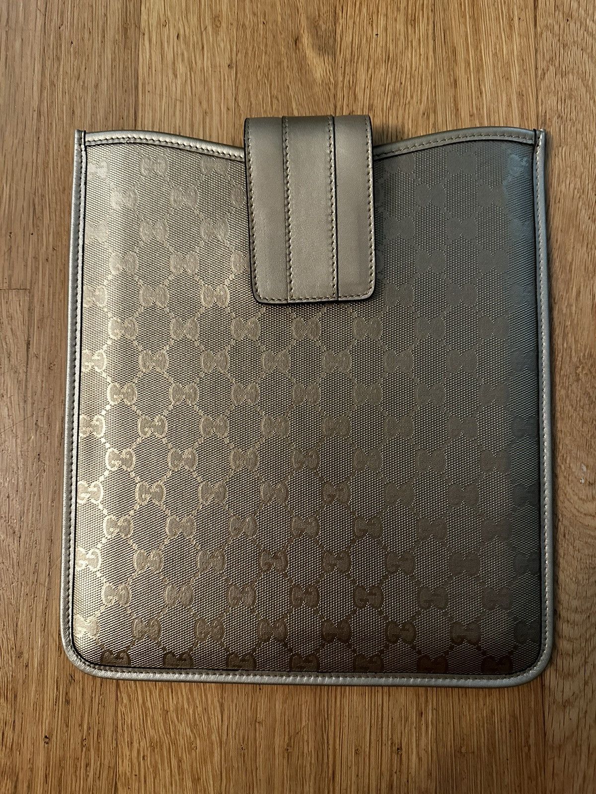 Designer × Gucci × Vintage Discontinued Gucci leather iPad case ‘Gold’ 2010 Size ONE SIZE - 1 Thumbnail