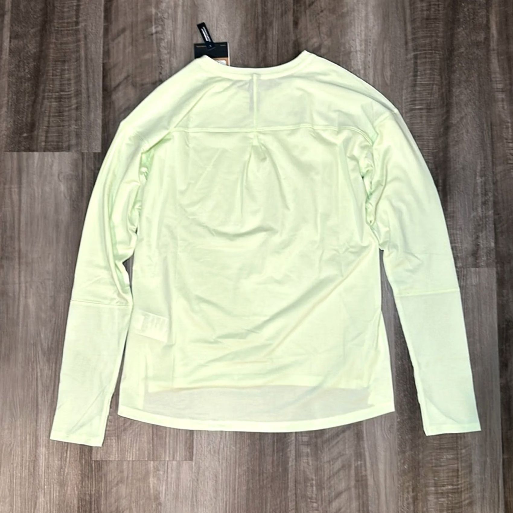 The North Face The North Face Dawn Standard Fit Long Sleeve Performance Tee - Medium Women Green T-Shirt Size M / US 6-8 / IT 42-44 - 2 Thumbnail