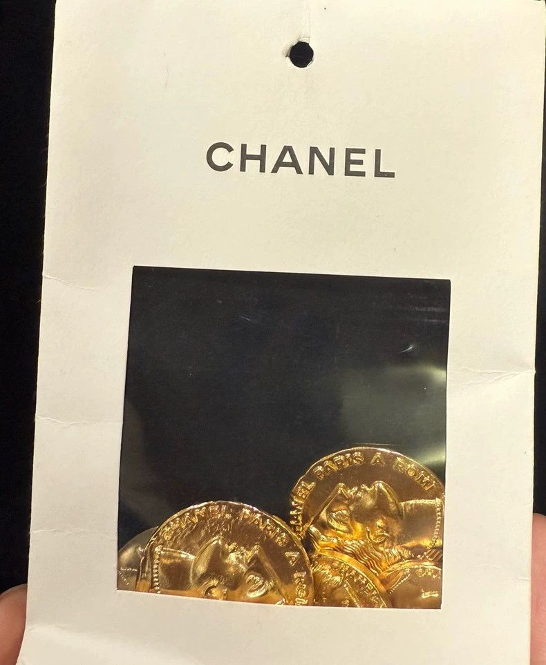 Chanel Chanel Black gold portrait button lapel jacket 2504-Nextarr Size XS / US 0-2 / IT 36-38 - 5 Thumbnail