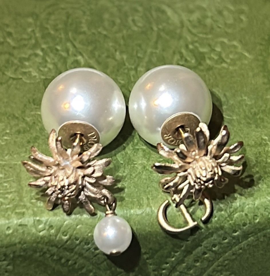 Dior DIOR TRIBALES Earrings Matte Pink-Finish Metal White Resin Size ONE SIZE - 4 Thumbnail