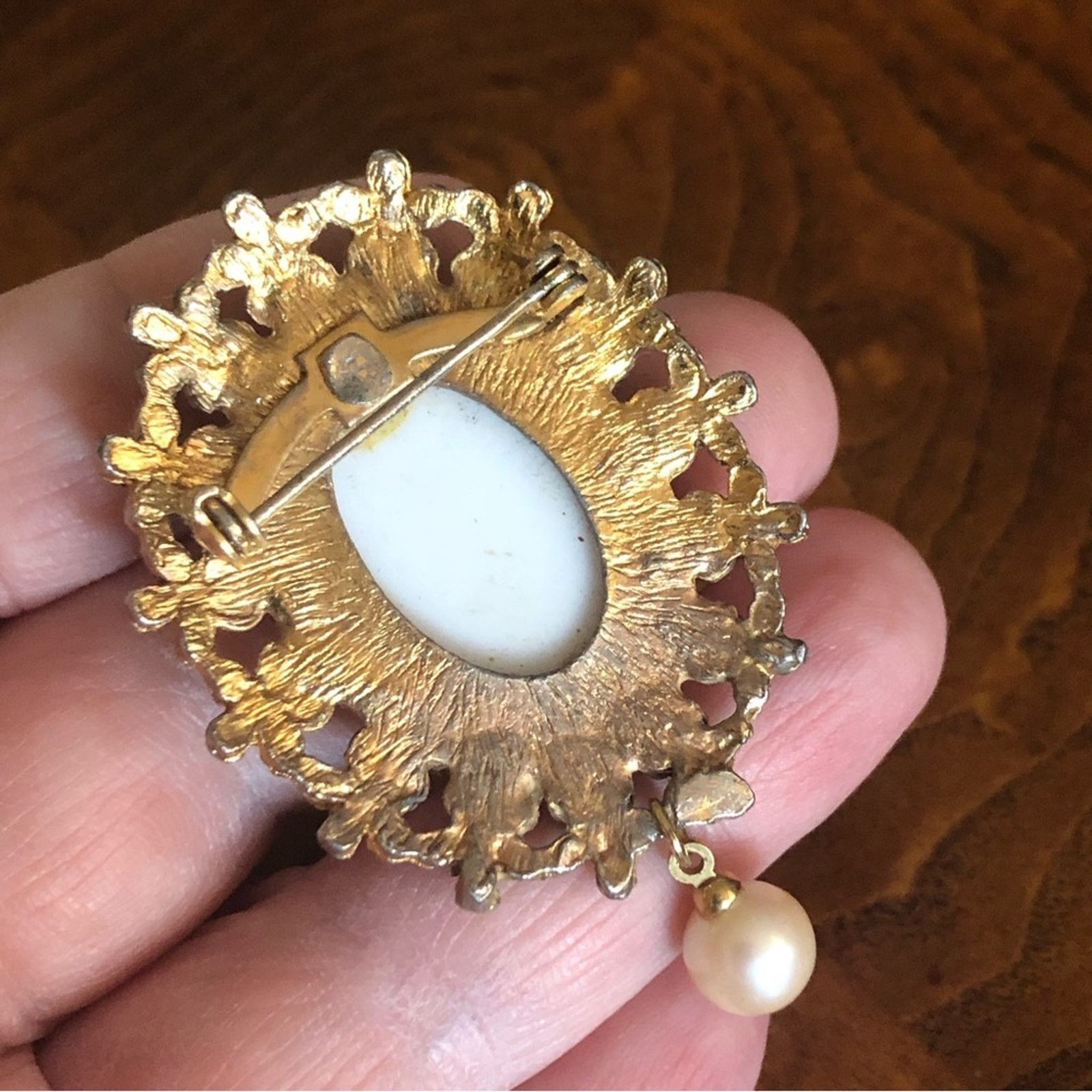 Vintage Vintage hand painted porcelain pearl halo brooch Size ONE SIZE - 5 Thumbnail