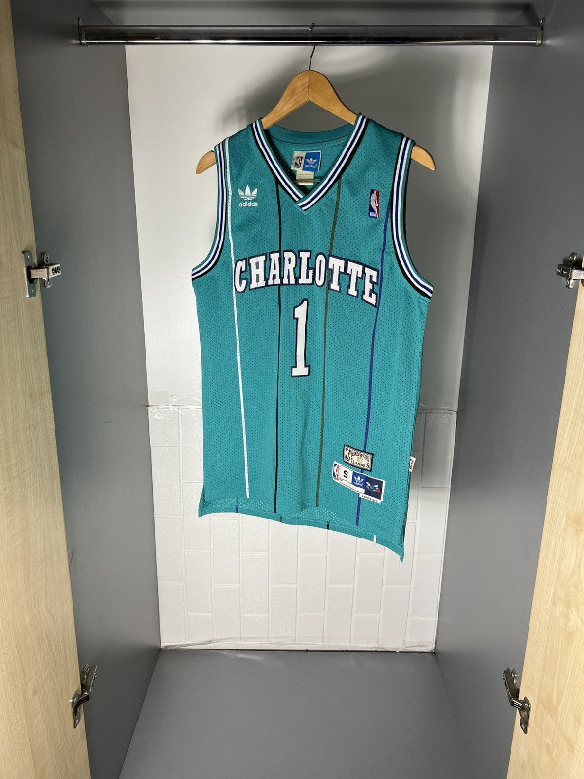 Adidas VINTAGE ADIDAS ORIGINAL CHARLOTTE NBA RETRO JERSEY Y2K 90s Size US S / EU 44-46 / 1 - 11 Thumbnail