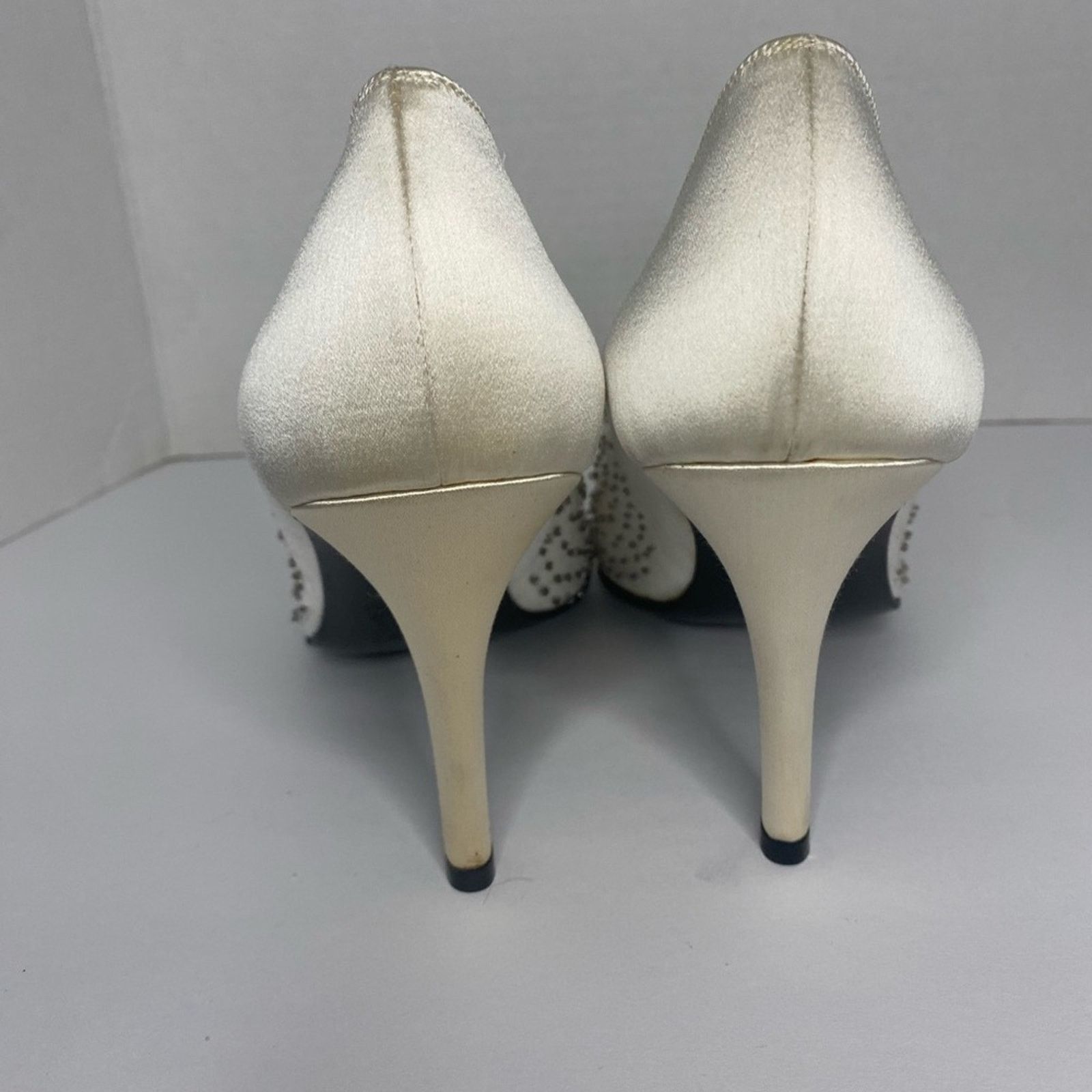 Richard Tyler Richard Tyler white satin High heel pump w/ beads Size US 8 / IT 38 - 5 Thumbnail